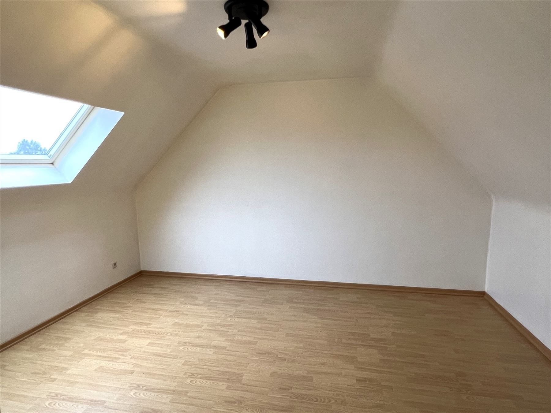 Charmant en goed ingericht duplex appartement met garage foto 12