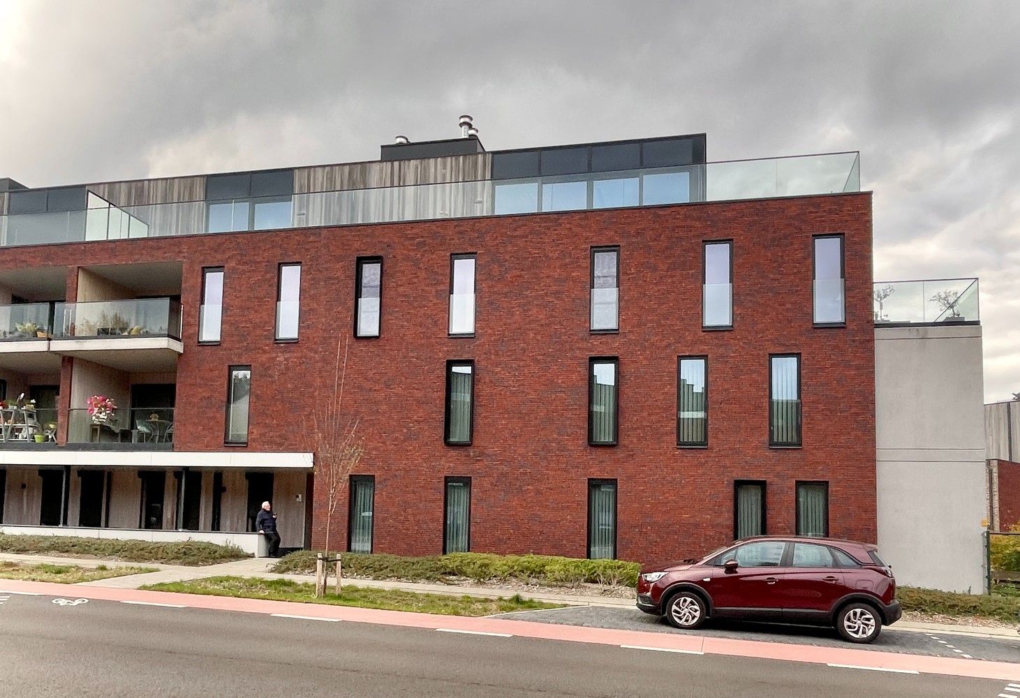 Modern 1 slpk. appartement op wandelafstand van het station en stadscentrum van Genk, met als extra troeven een apart ingericht bureau en groot terras met prachtig zicht. foto {{pictureIndex}}