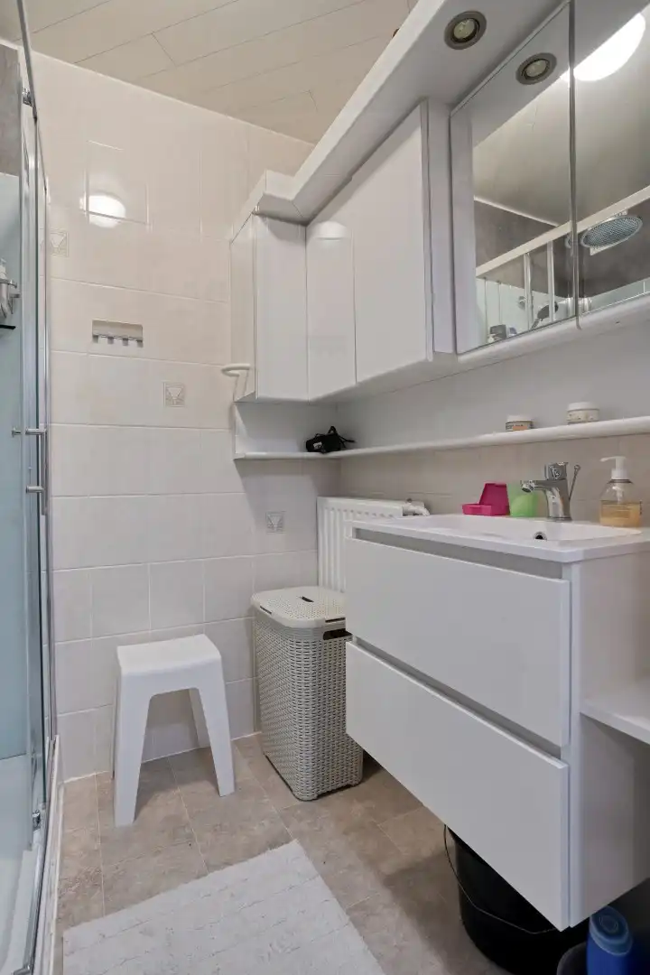 Zeer mooi gerenoveerd appartement met 2 slaapkamers en garage! foto 12