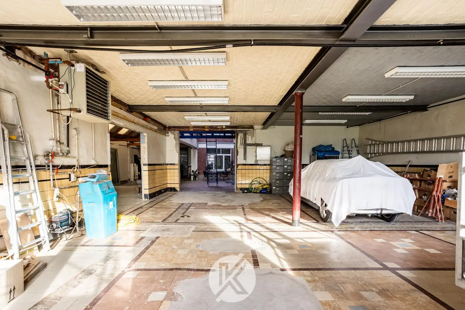 Ruime woning met polyvalente bijgebouwen foto 26