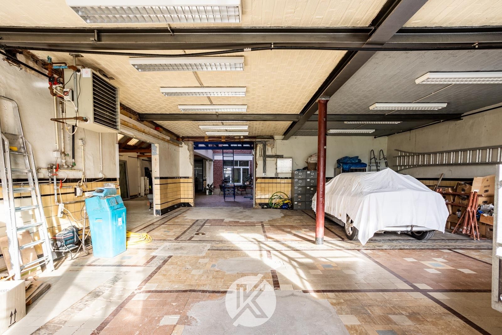 Ruime woning met polyvalente bijgebouwen foto 25