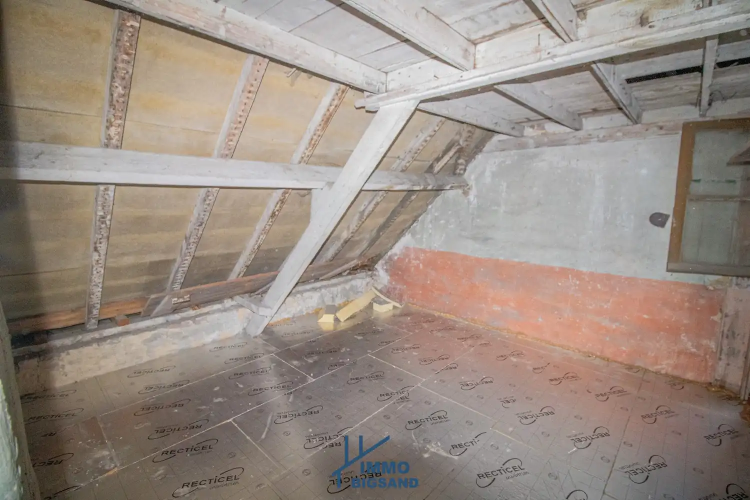 Halfopen woning met diepe oprit met garage en tuin foto 12
