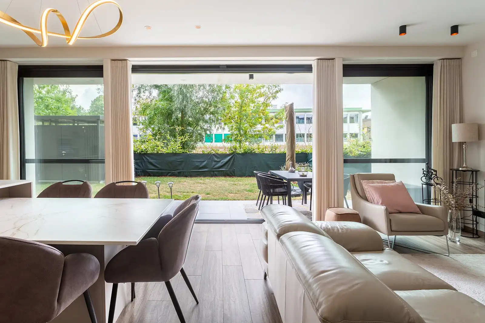 Stijlvol nieuwbouwappartement in idyllisch binnengebied foto 6
