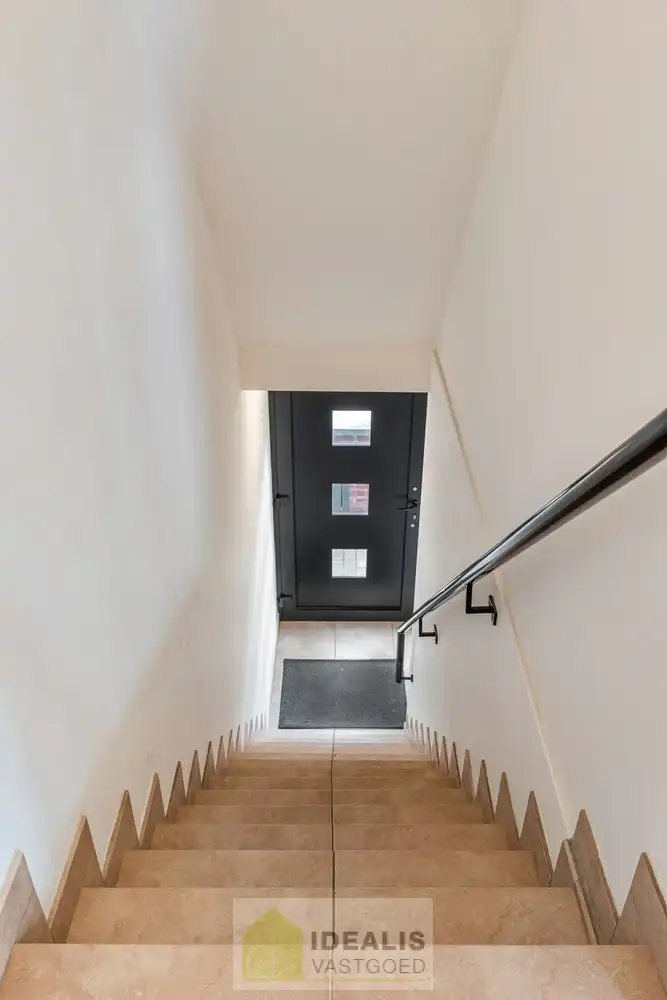IDEALIS VASTGOED – INSTAPKLAAR DUPLEX APPARTEMENT GELEGEN OP UITERST CENTRALE LOCATIE TE HECHTEL-EKSEL foto 6
