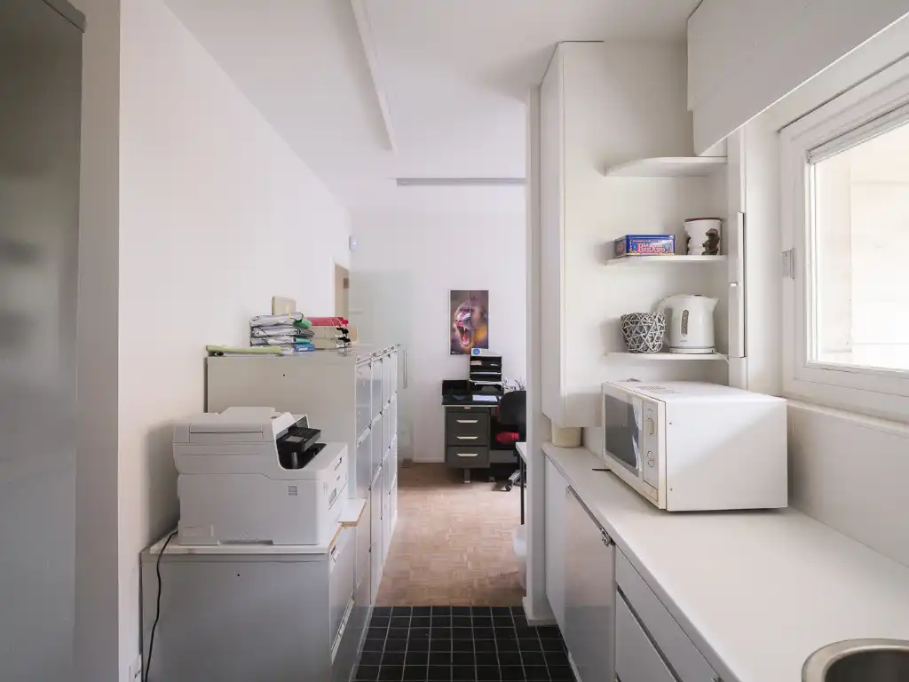 Ruim appartement of kantoorruimte met karakter, licht en een uitstekende ligging foto 9