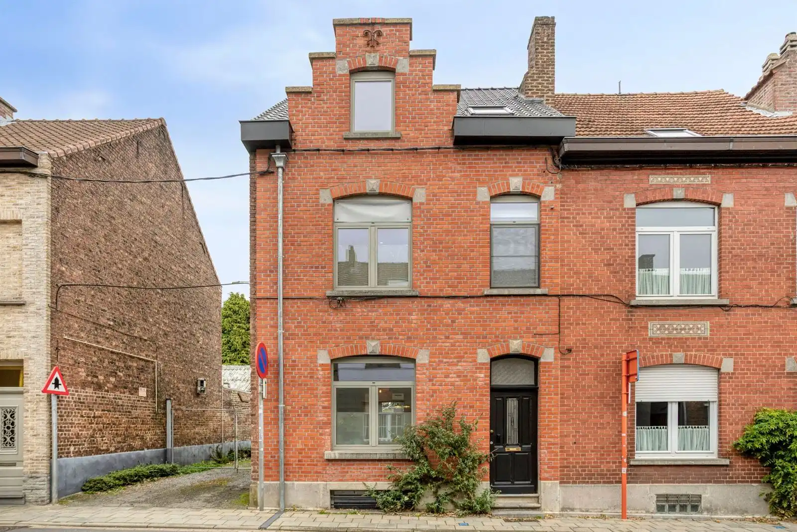 Instapklare en gerenoveerde woning met 3 slaapkamers, bureau en gezellige tuin in Halle foto {{pictureIndex}}