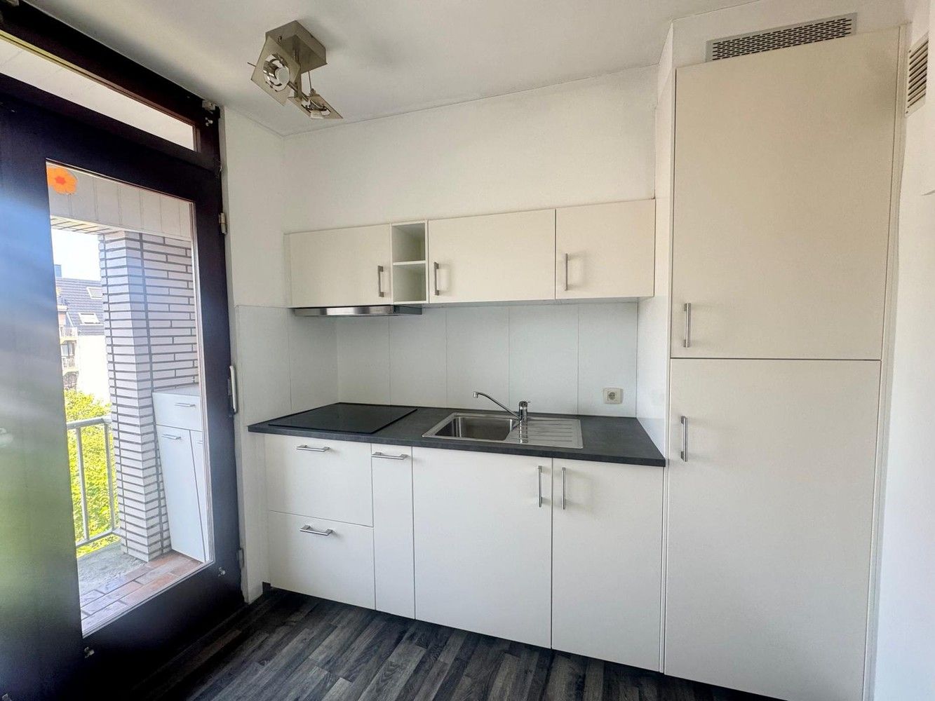Intrekklaar appartement pal in het centrum van Genk foto 3