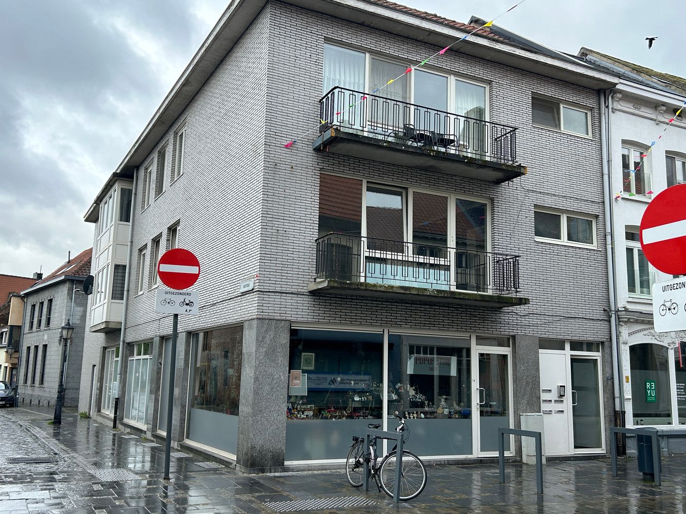 Building met handelsgelijkvloers, 4 appartementen, 3 garages en kelder foto {{pictureIndex}}