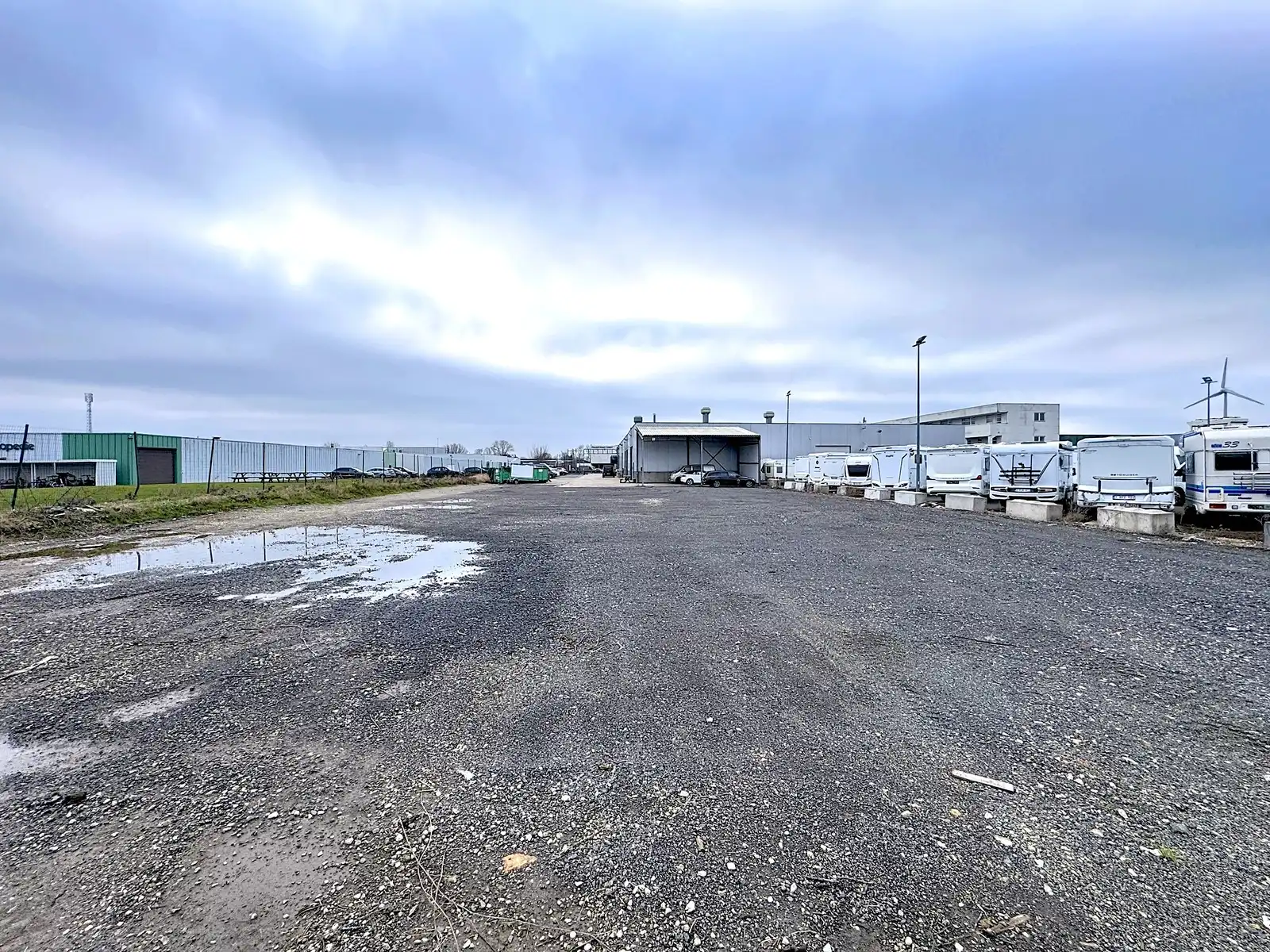 Verhard perceel INDUSTRIEGROND (± 1.800m2) met OVERKAPPING te huur op bedrijventerrein "Blauwe Toren" te Brugge. Volledig omheind en afgesloten aan de openbare weg! foto 4