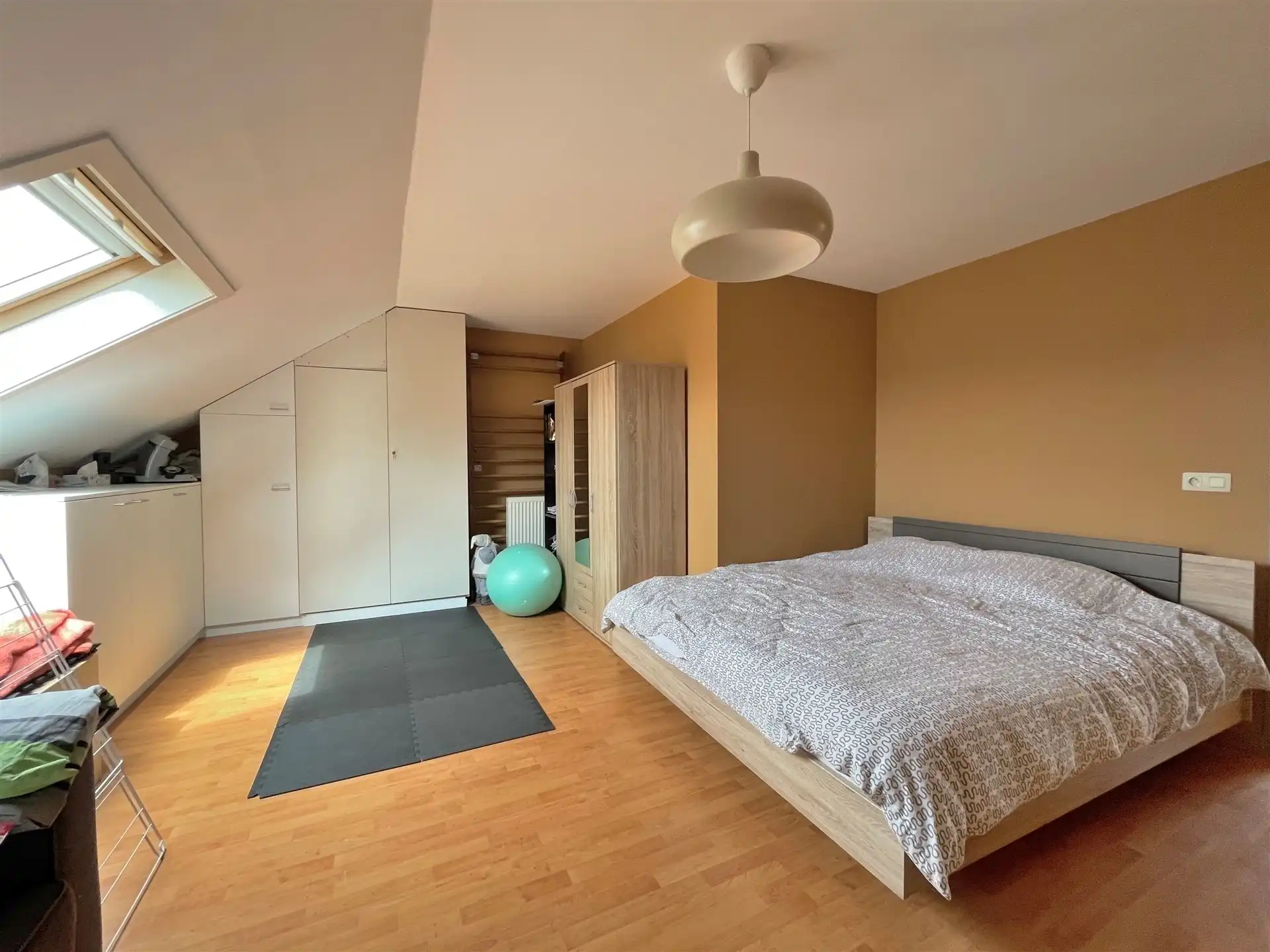 Recente woning met 4 slpks, garage en tuin. foto 11