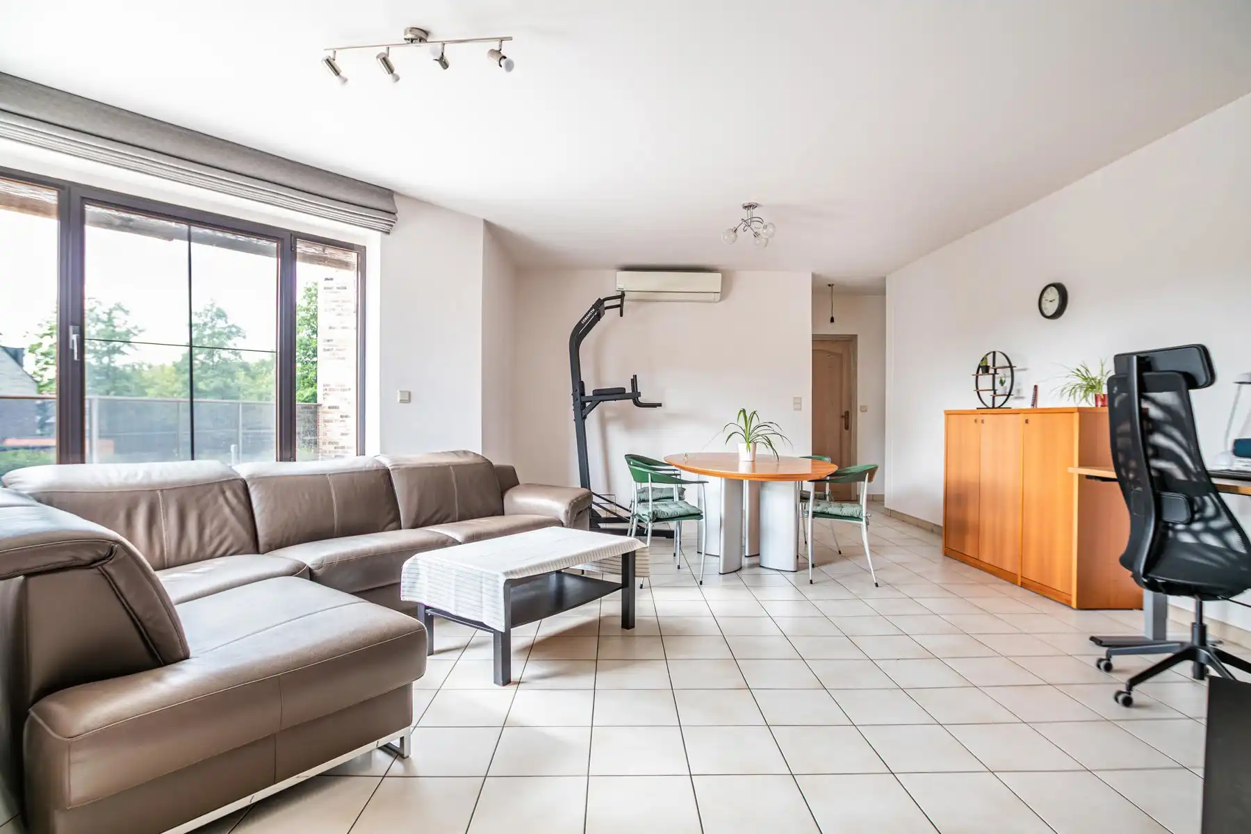 Ruim appartement met 2 slaapkamers, zonnig terras en garage foto 9