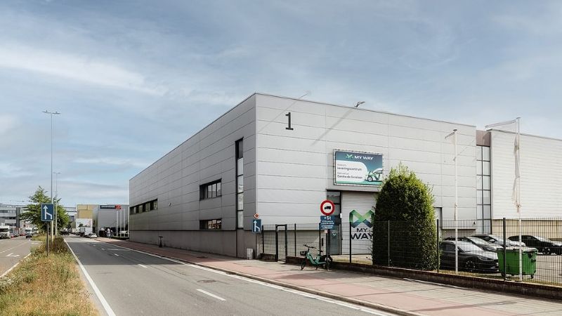 Magazijn te huur met kantoorruimte foto 5