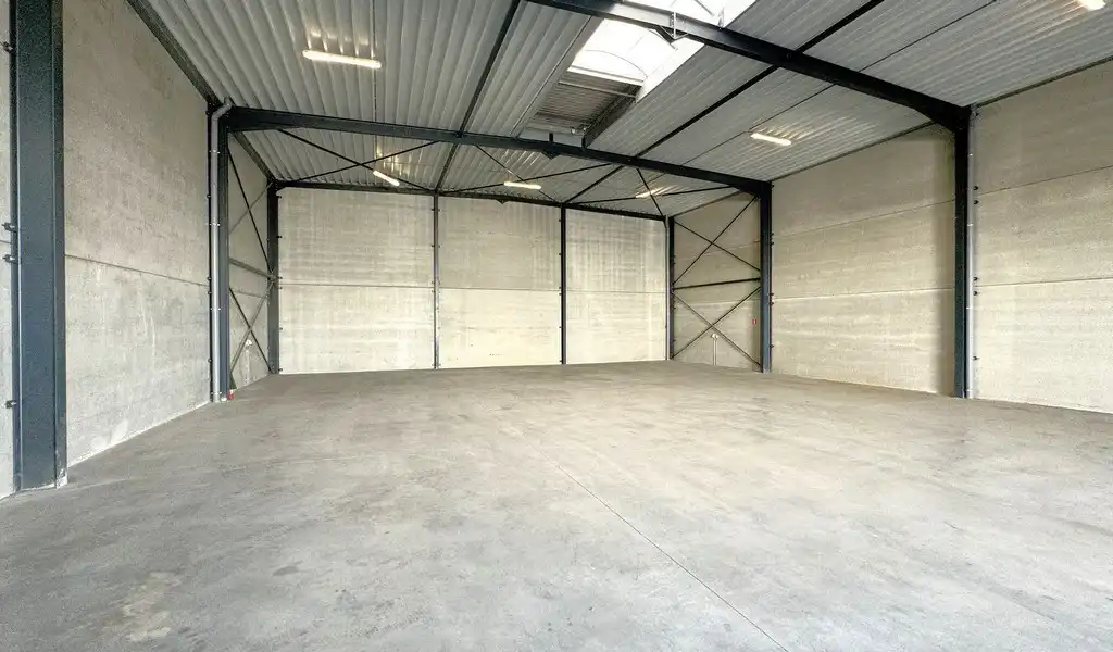 Magazijn te huur langs kanaal in Sint-Lenaarts foto 6