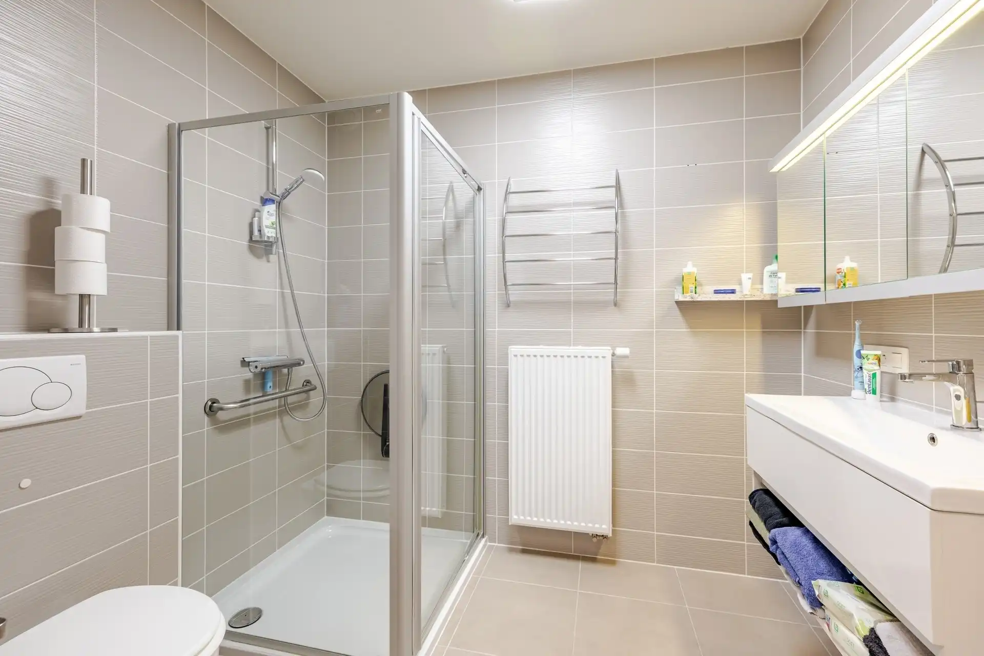 Lichtrijk duplexappartement met 2 SLPK, 2 badkamers & garage foto 18
