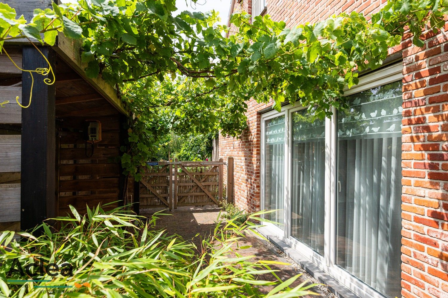 Halfopen bebouwing met weelderige tuin foto 38