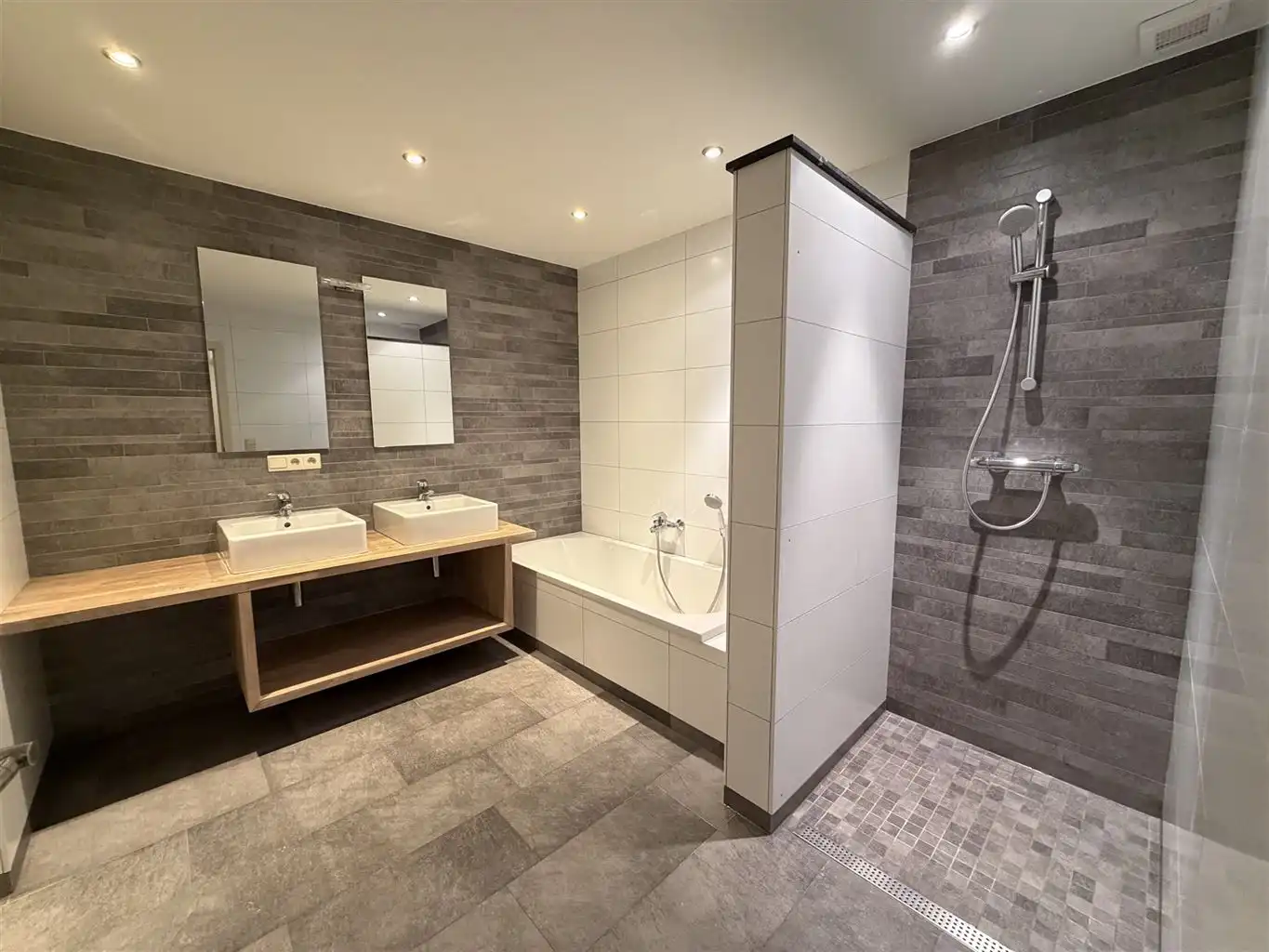 Instapklare stadswoning met 3 slaapkamers, aparte garage en tuintje. foto 5