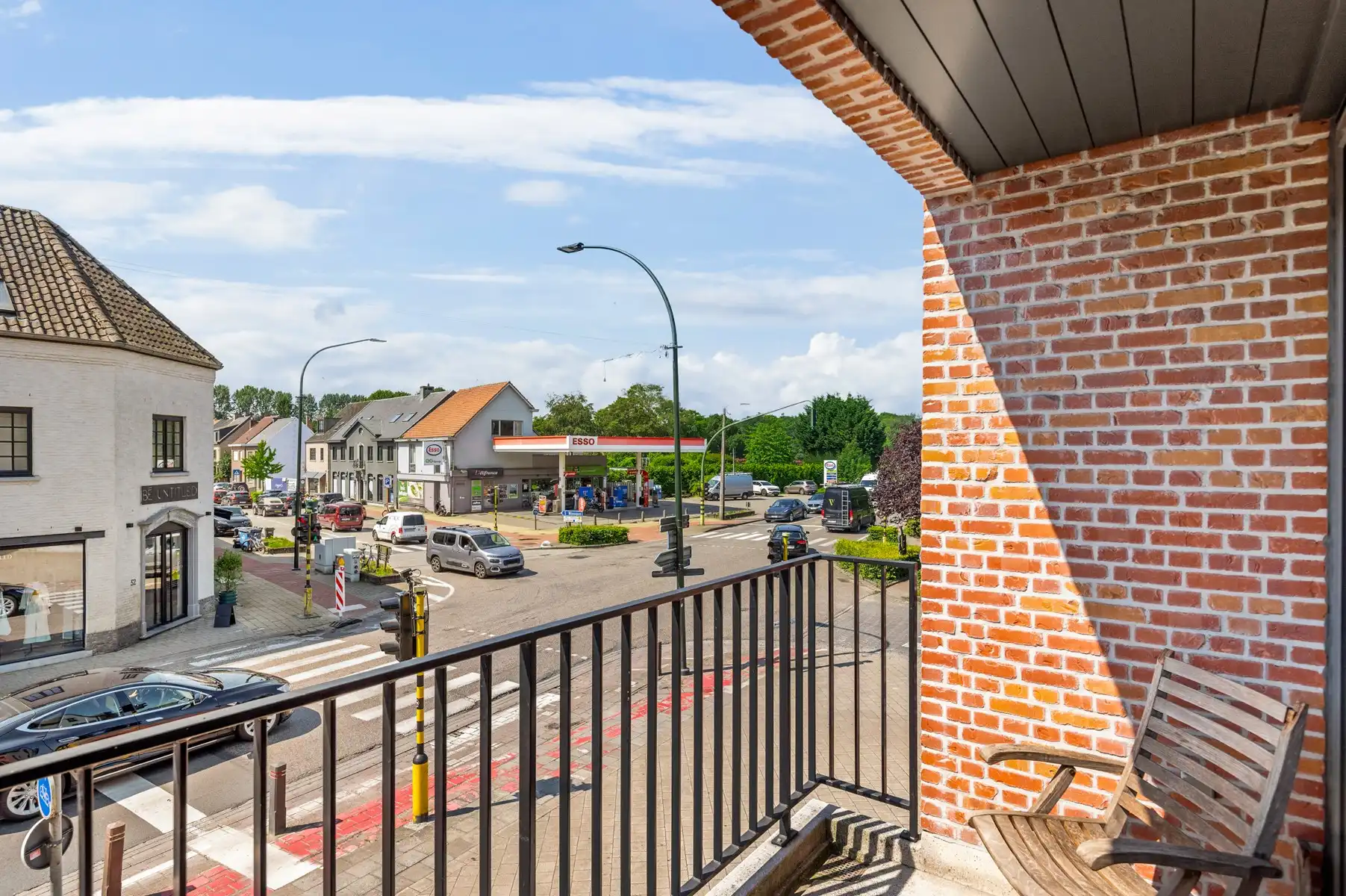 Gezellig en lichtrijk hoekappartement met 2 slaapkamers, 2 terrassen, autostaanplaats en kelder in hartje ’s-Gravenwezel foto 8