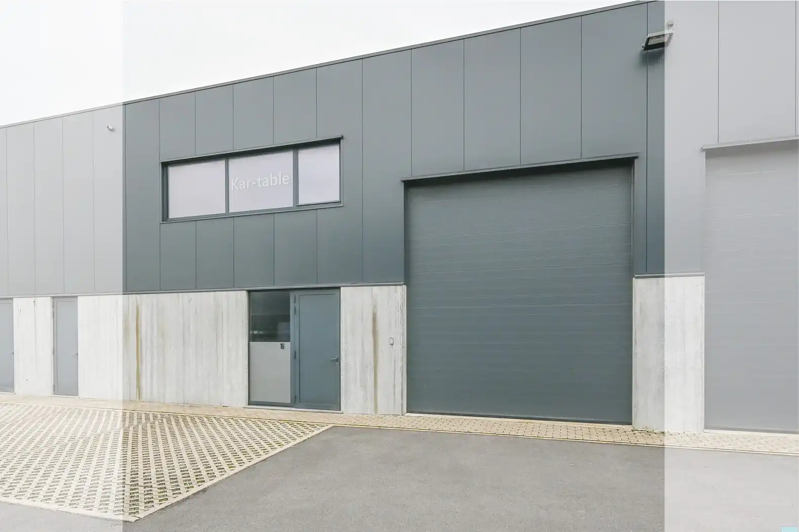 Loods met automatische sectionaalpoort in Wielsbeke foto {{pictureIndex}}