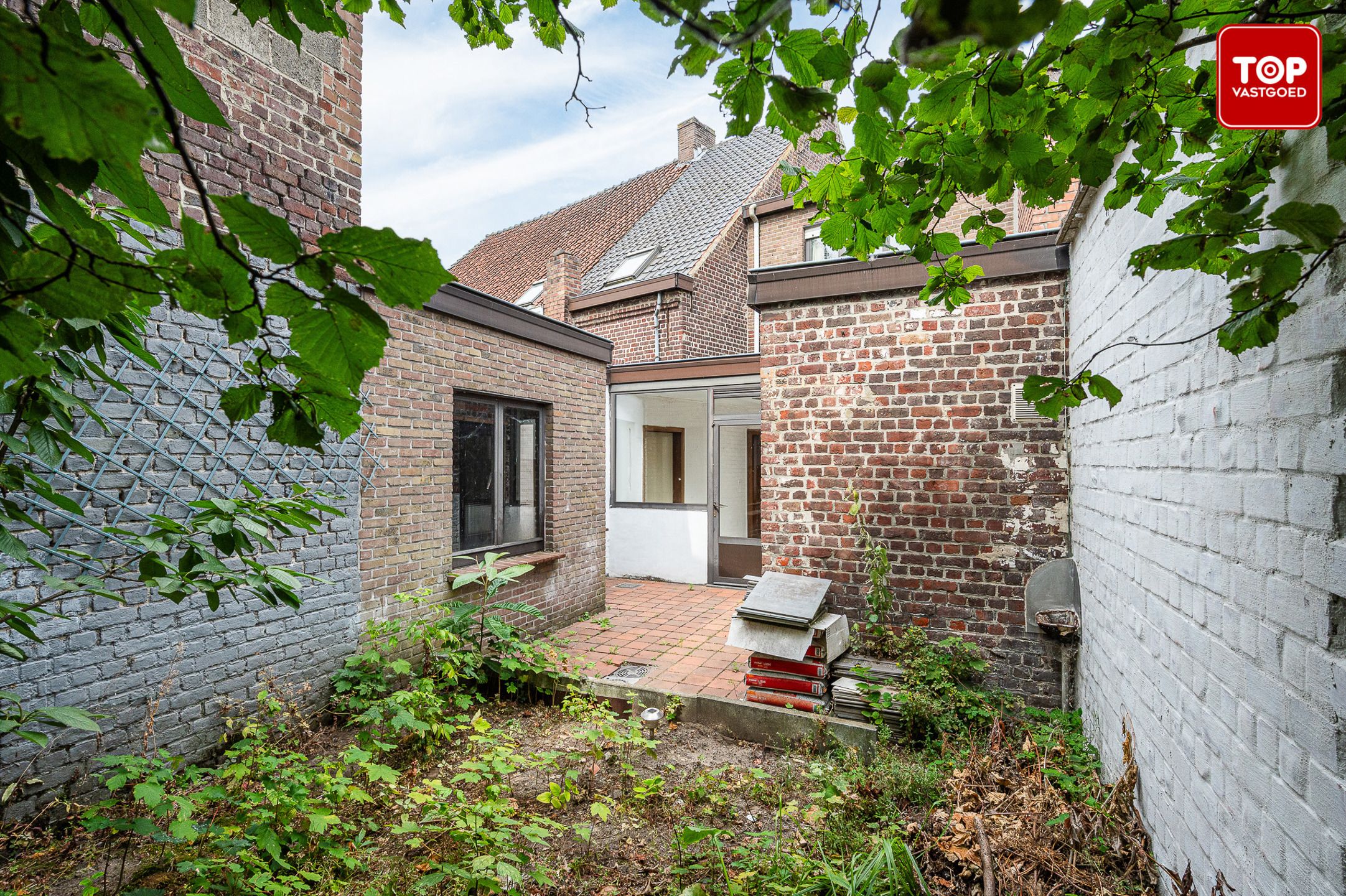 Te renoveren woning met veel potentieel foto 21