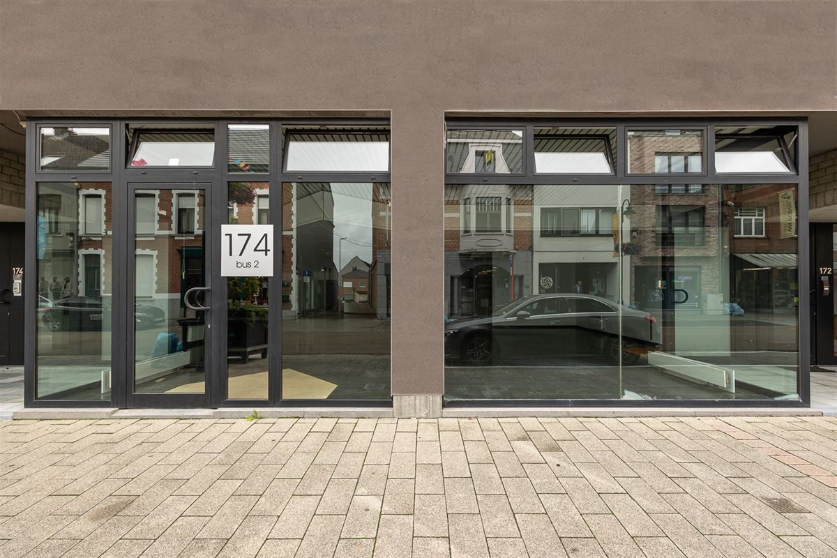 HANDELSGELIJKVLOERS MET PARKING foto 2