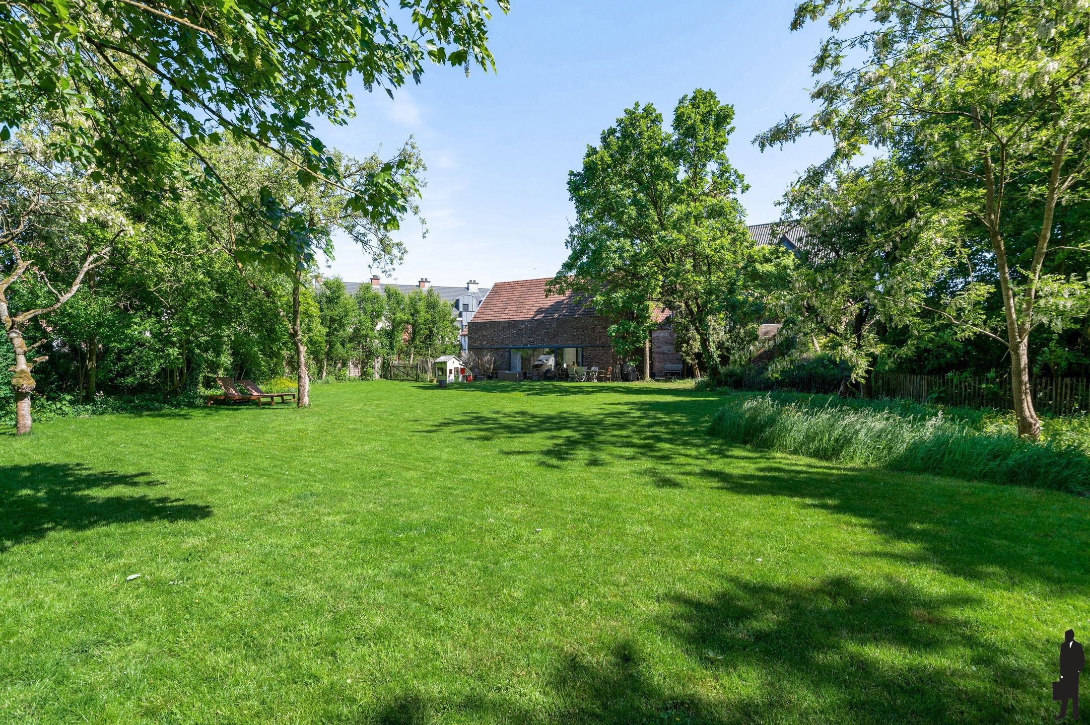 Unieke te renoveren hoevewoning met mooie parktuin foto 2