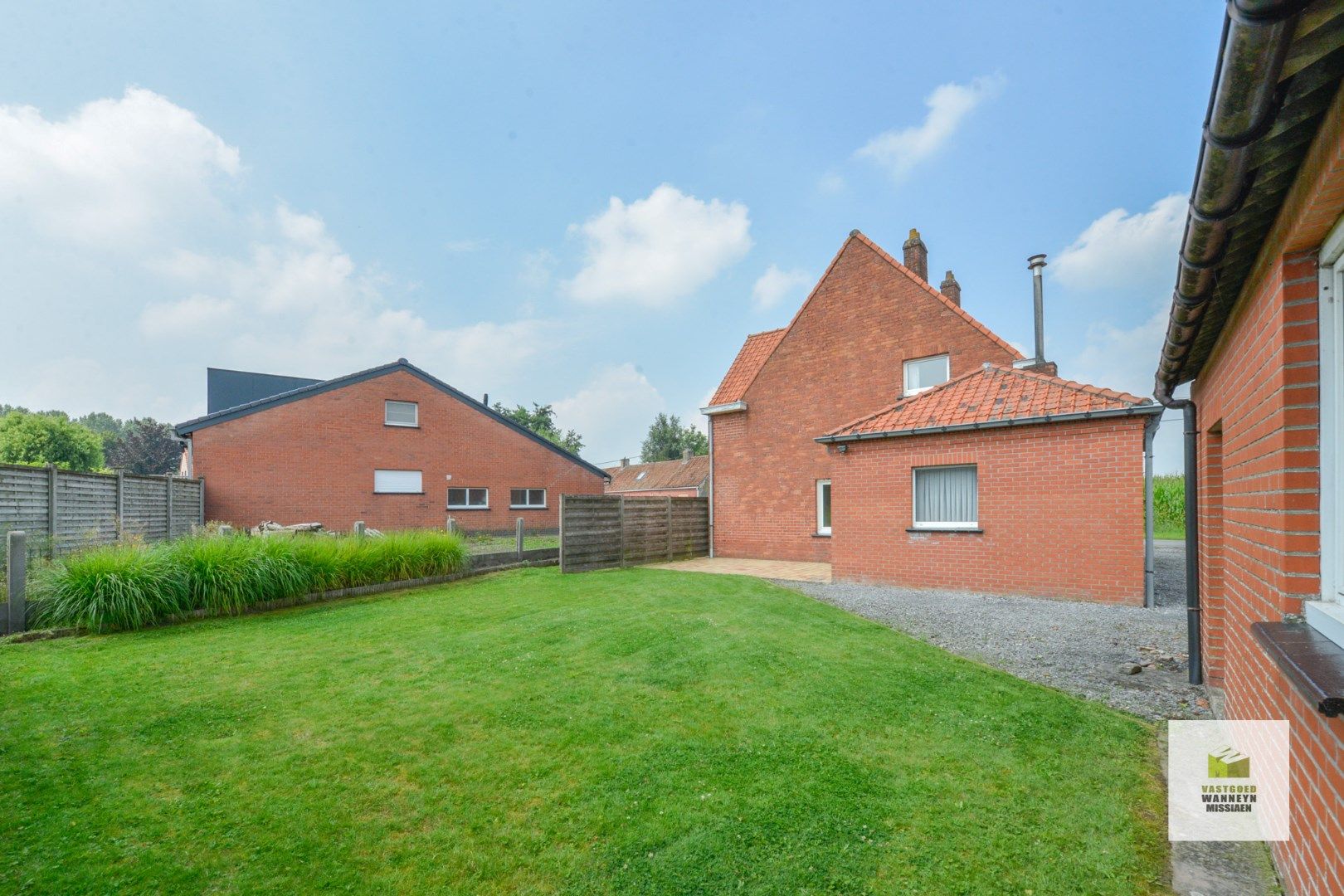 Landelijk gelegen te renoveren woning met garage en tuin foto 3