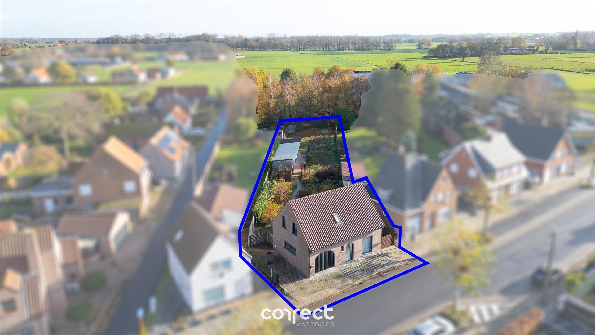 Instapklare open bebouwing met garage, ruime tuin met werkplaats/stallingen. foto {{pictureIndex}}