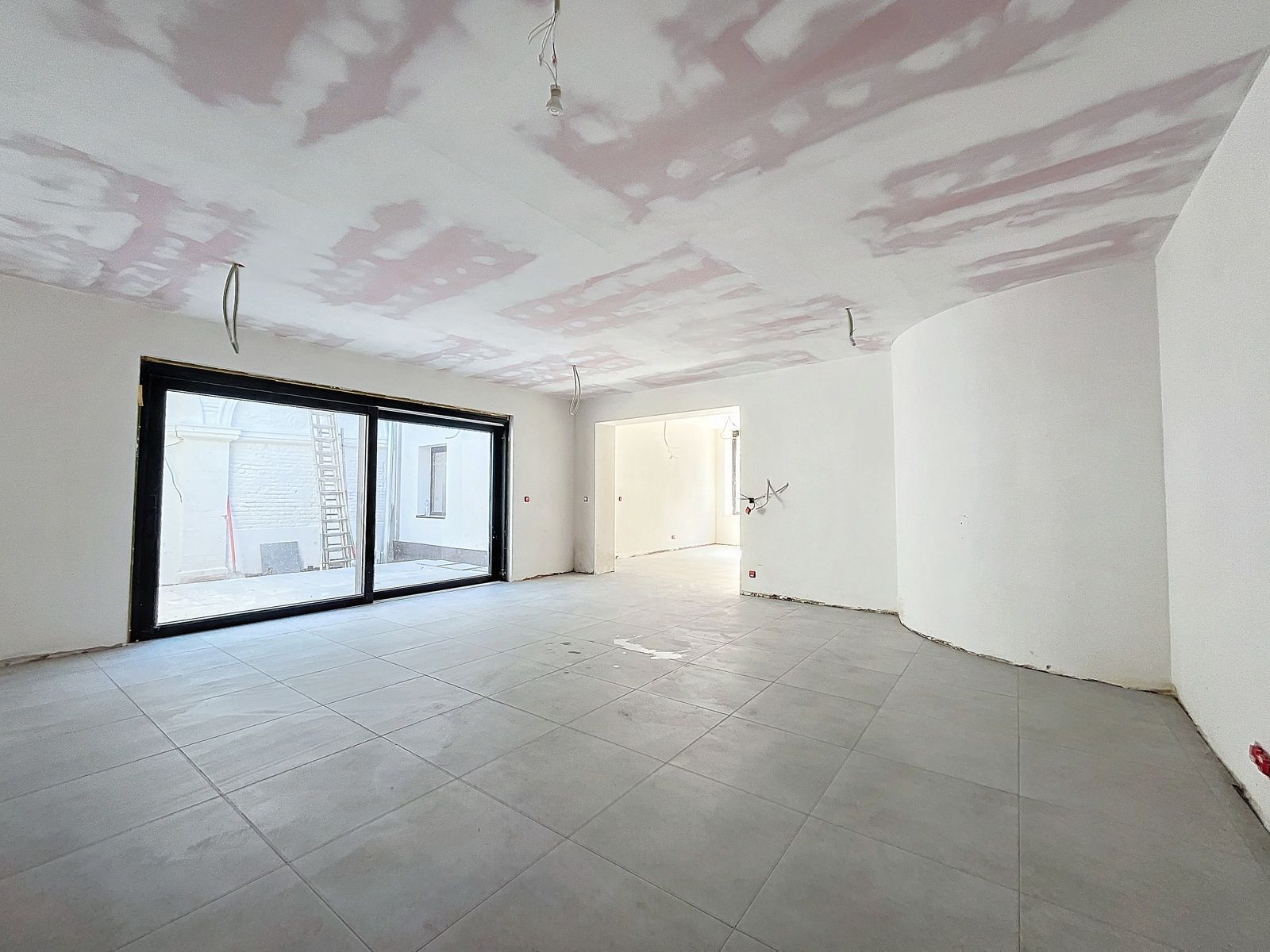 Gelijkvloers appartement met 2 slpks en terras nabij centrum foto 17