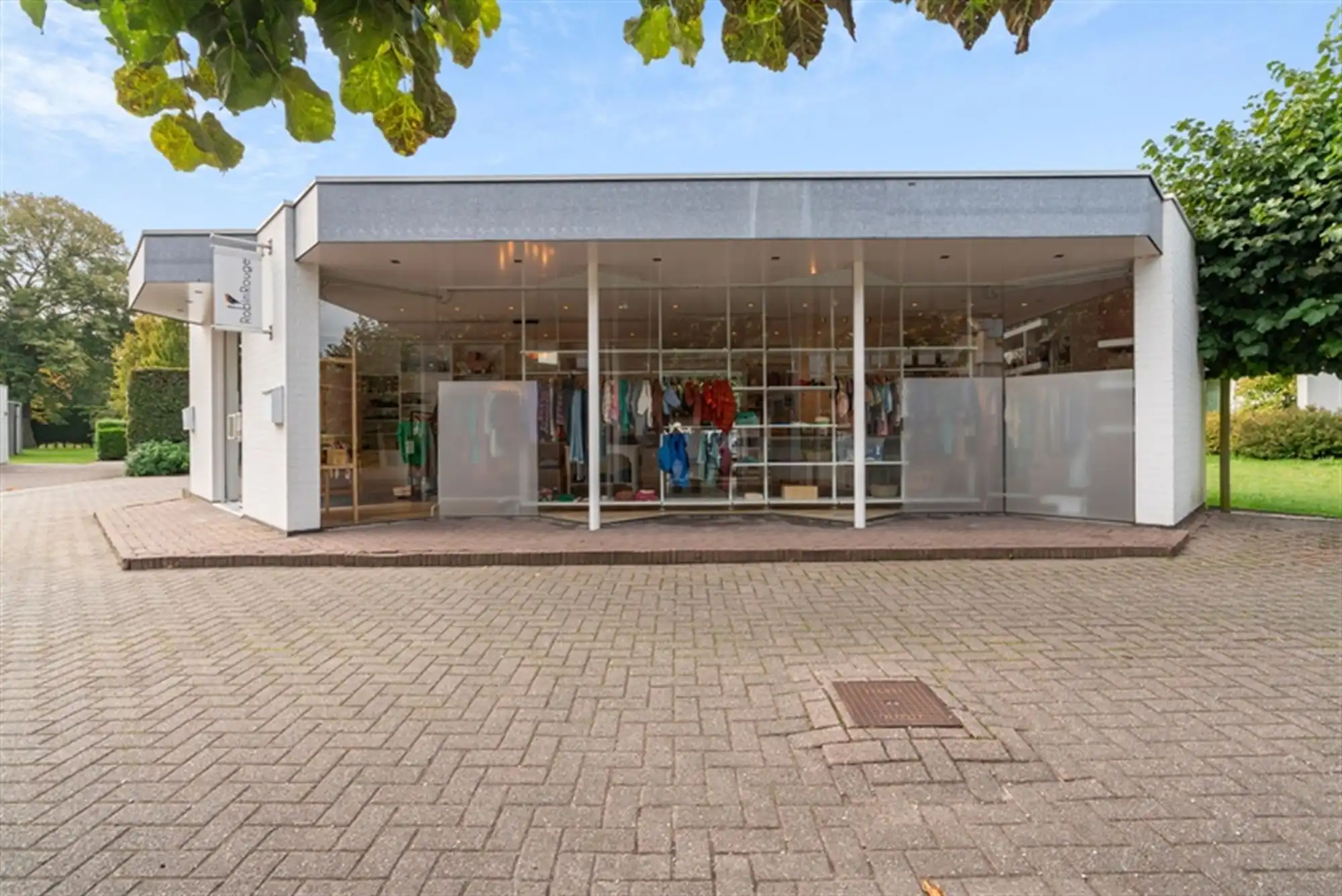 Handelspand met ruime privé parking in centrum Evergem foto 13