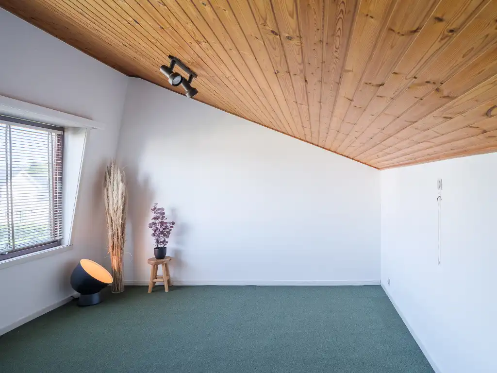 Mid-century modern villa met vier slaapkamers, verdeeld over drie niveaus, gelegen op een groen perceel in Lievegem. foto 12