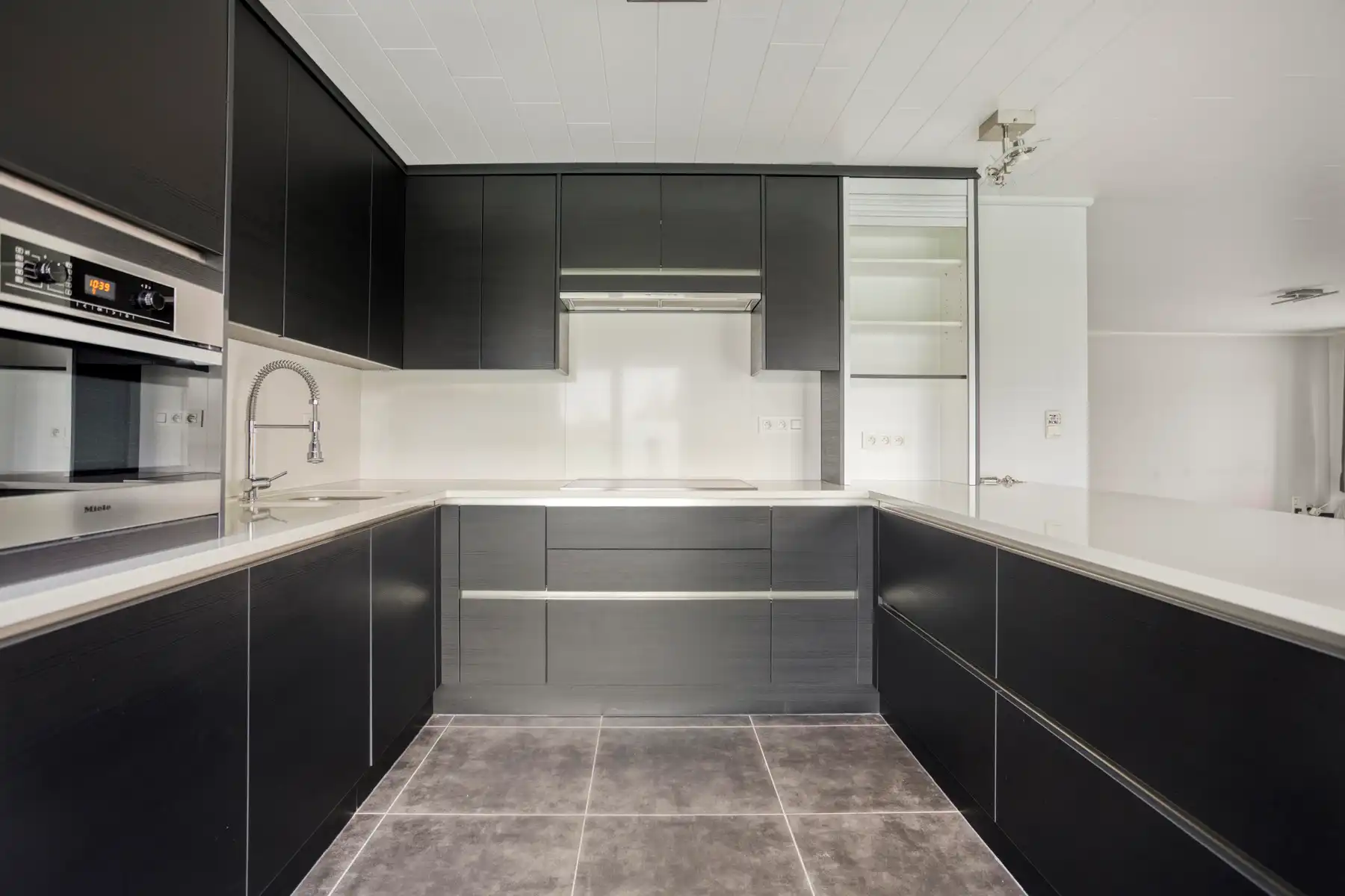 Ruim en fris appartement met 2 slaapkamers te Landen foto 4