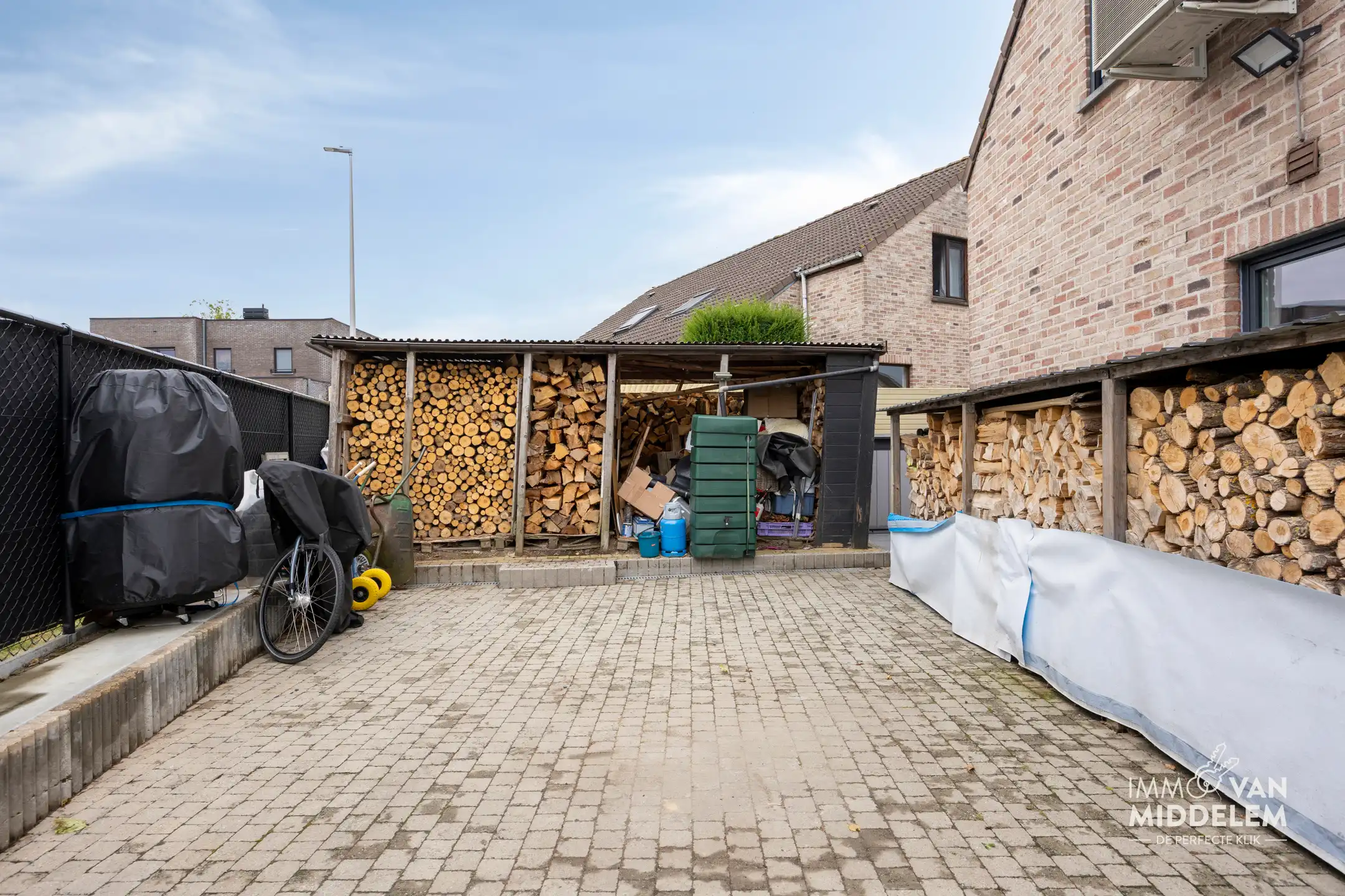 INSTAPKLARE WONING MET 3 KAMERS, ZWEMBAD, GARAGE EN TUIN foto 25