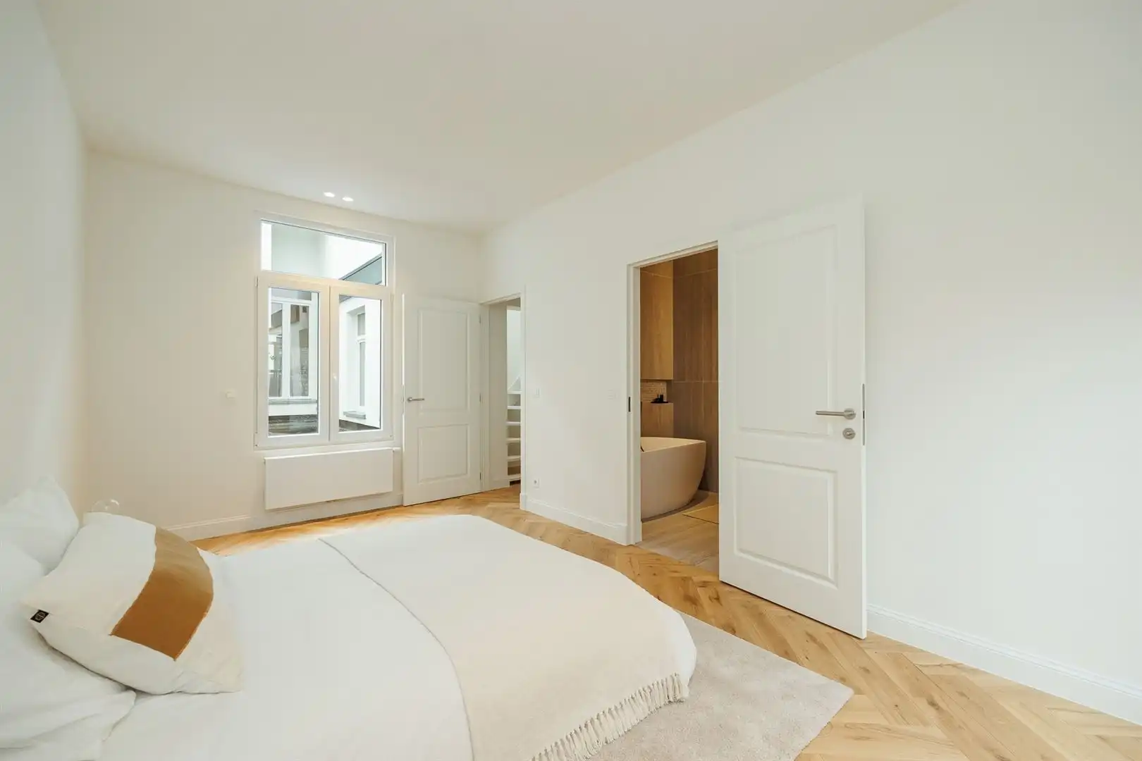 Gerenoveerd appartement met 3 slaapkamers & terras foto 11