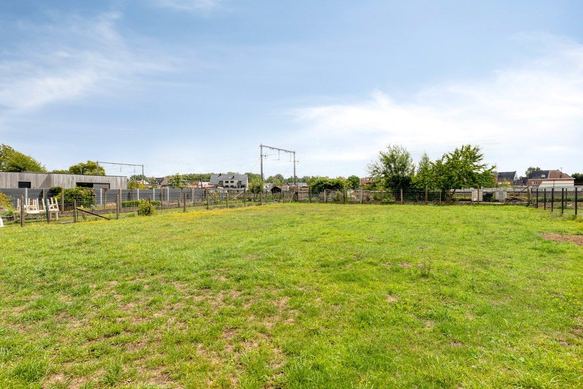 Woning met stallingen op perceel van 15 are of projectgrond foto 10