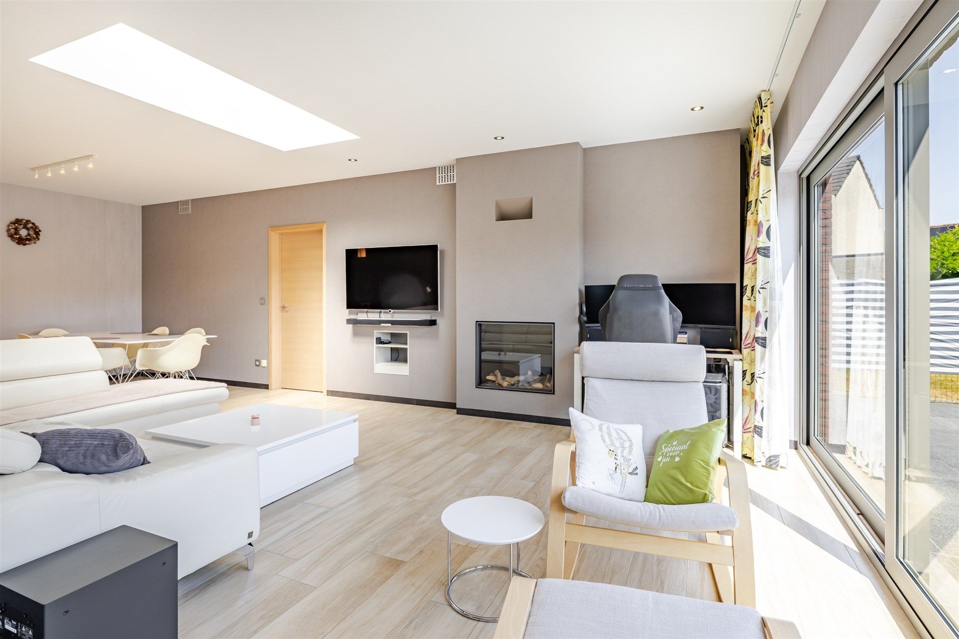 Topper!! Ruime lichtrijke woning, instapklaar! foto 3
