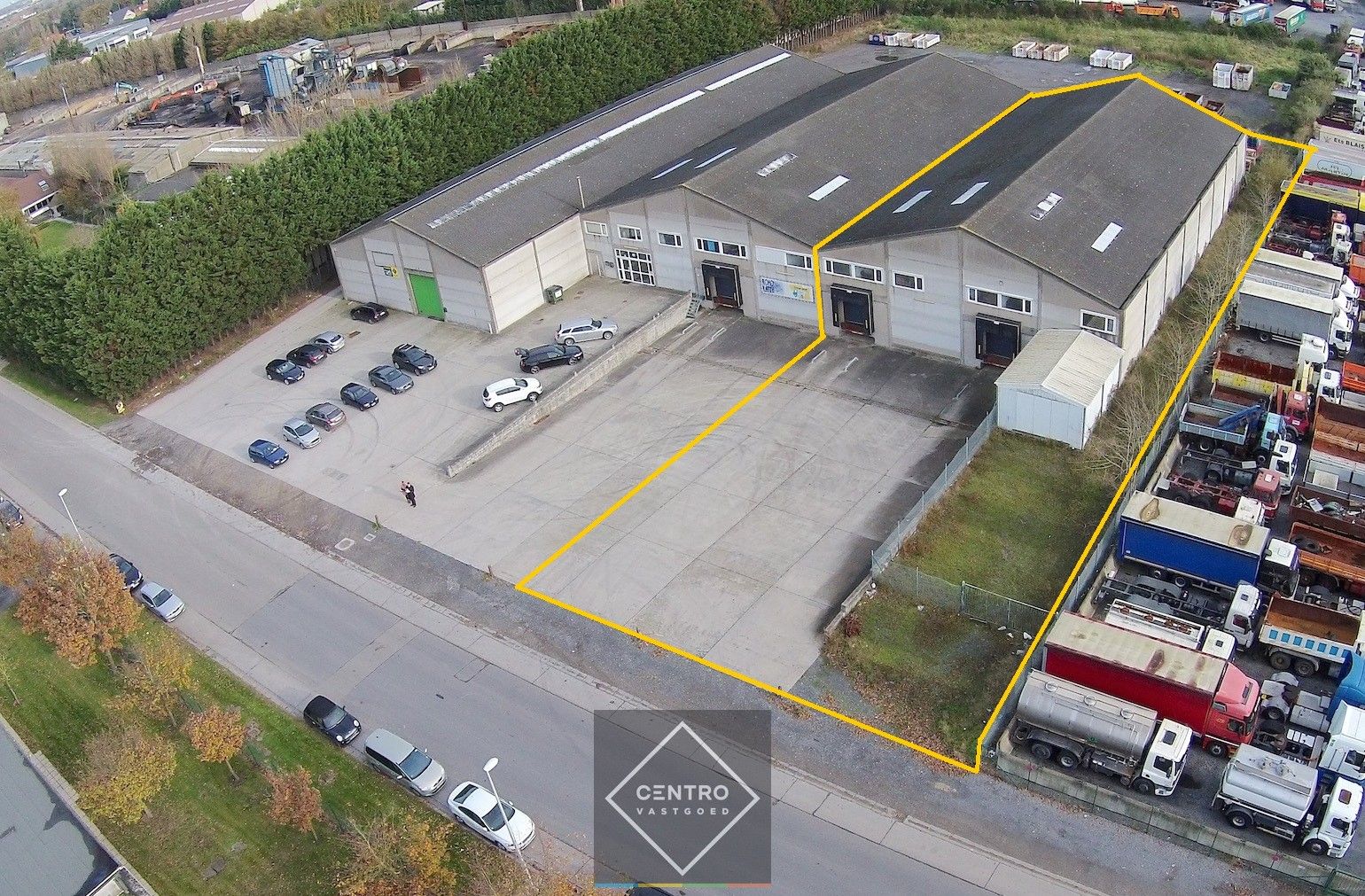 Instapklaar MAGAZIJN (1.200m²), voorzien van 2 LAADKADEN (met levellers), elektrische sectionaalpoort en verhard terrein (voor- en achterkant) op industriezone te Gistel. foto {{pictureIndex}}