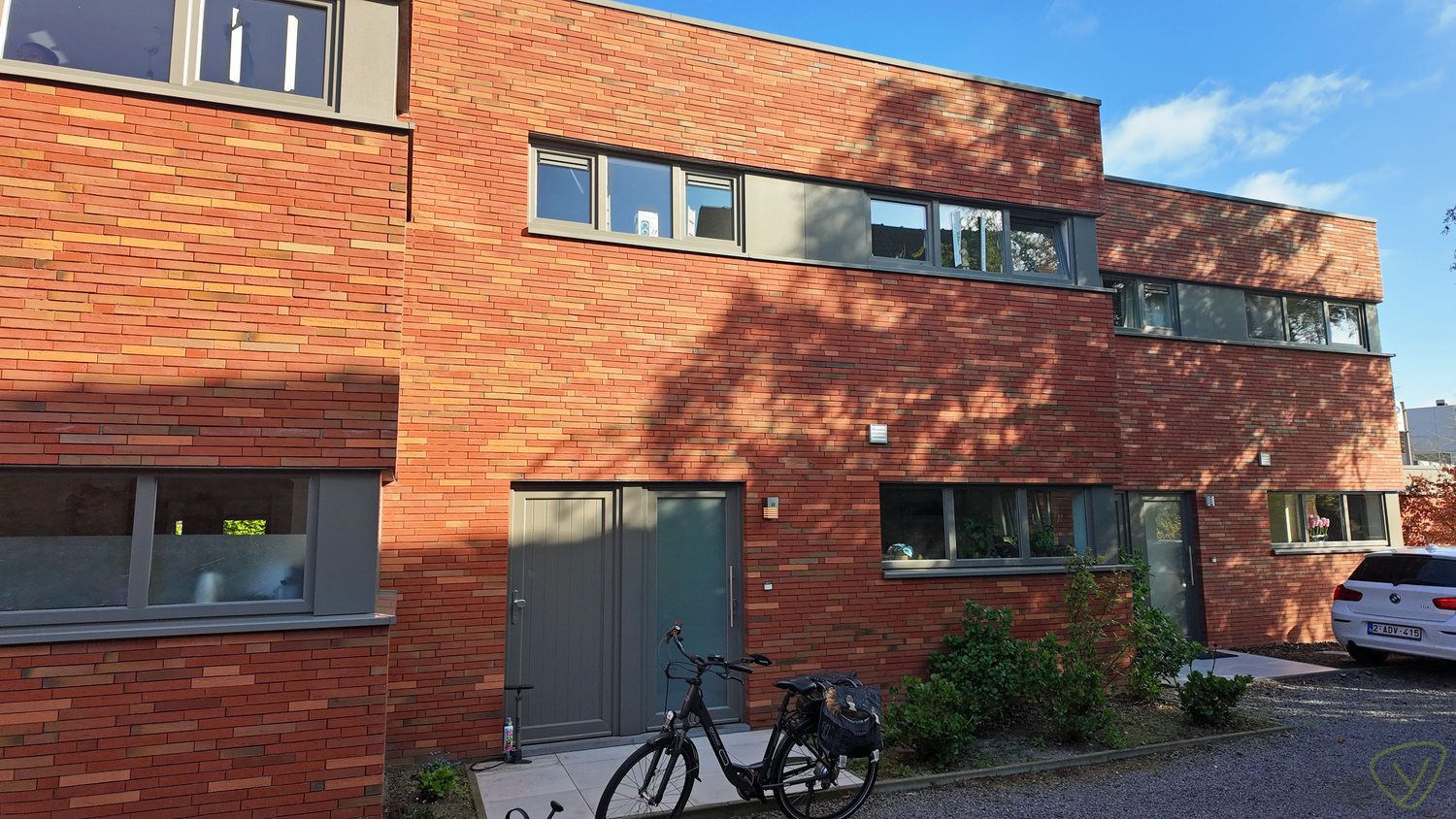 Recente gezinswoning met zonnige tuin, garage en centrale ligging! foto {{pictureIndex}}