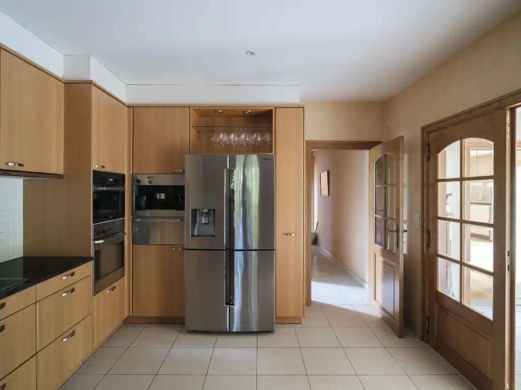 Vrijstaande villa (BJ 2001) met onder meer 6 slaapkamers, 2 badkamers en een dubbele inpandige garage foto 11
