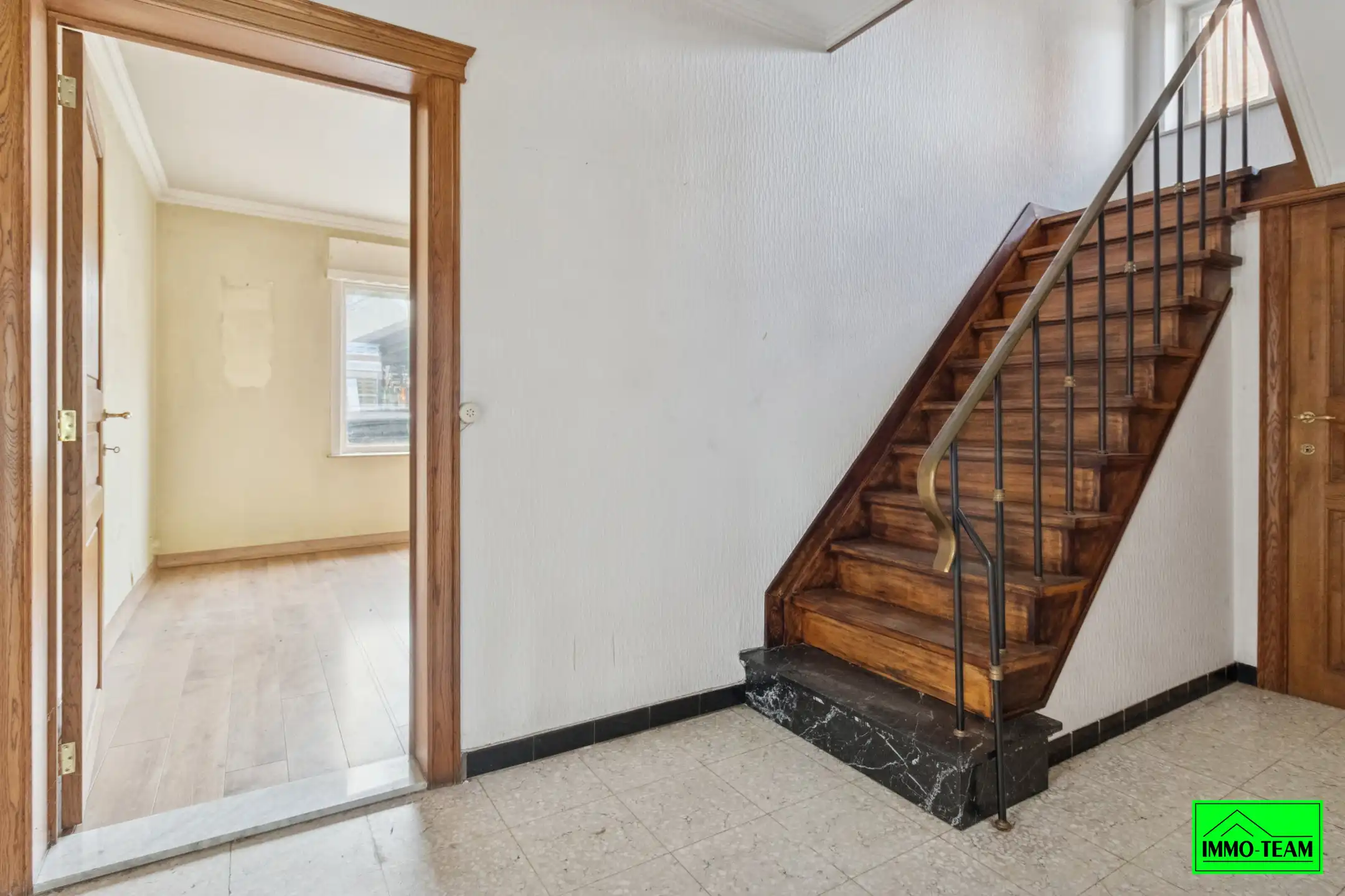 Te renoveren 4-gevel woning met garage en tuin foto 2