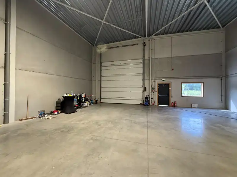 Recente KMO-unit van 234 m² met 2 privatieve parkeerplaatsen foto 7