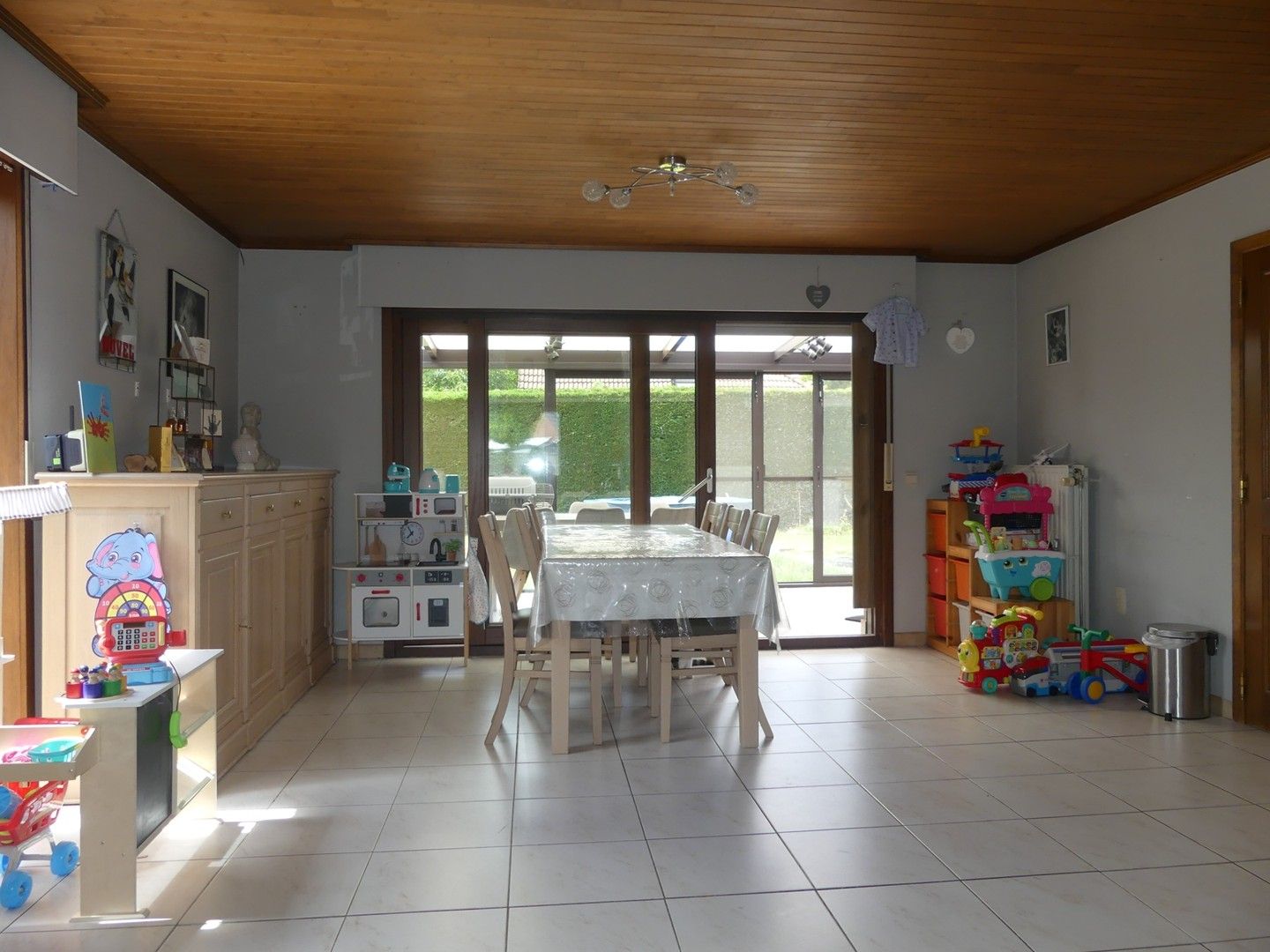 Alleenstaande woning met tuin en 2 garages foto 3