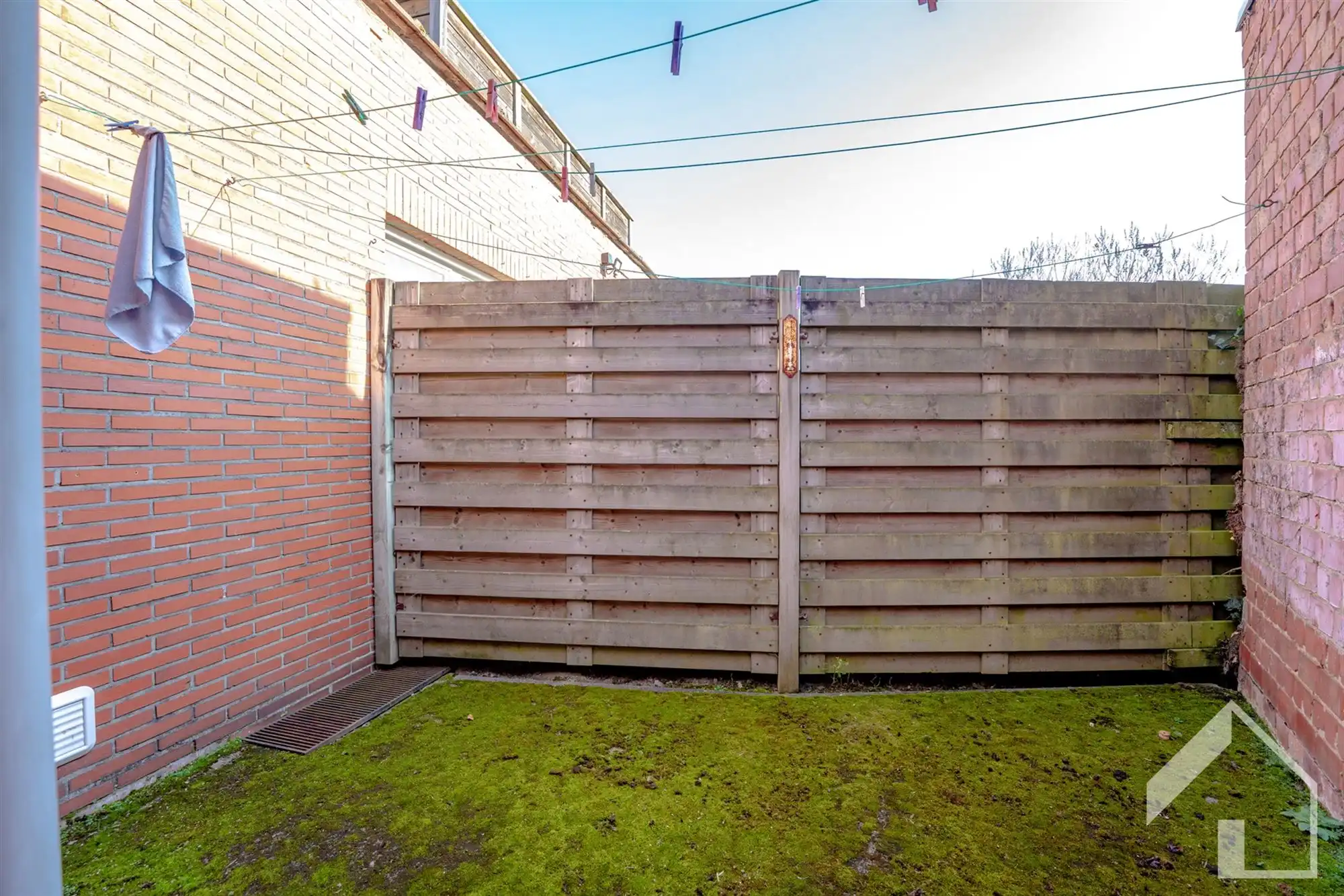 Ruim gelijkvloers appartement met garage en oprit foto 15