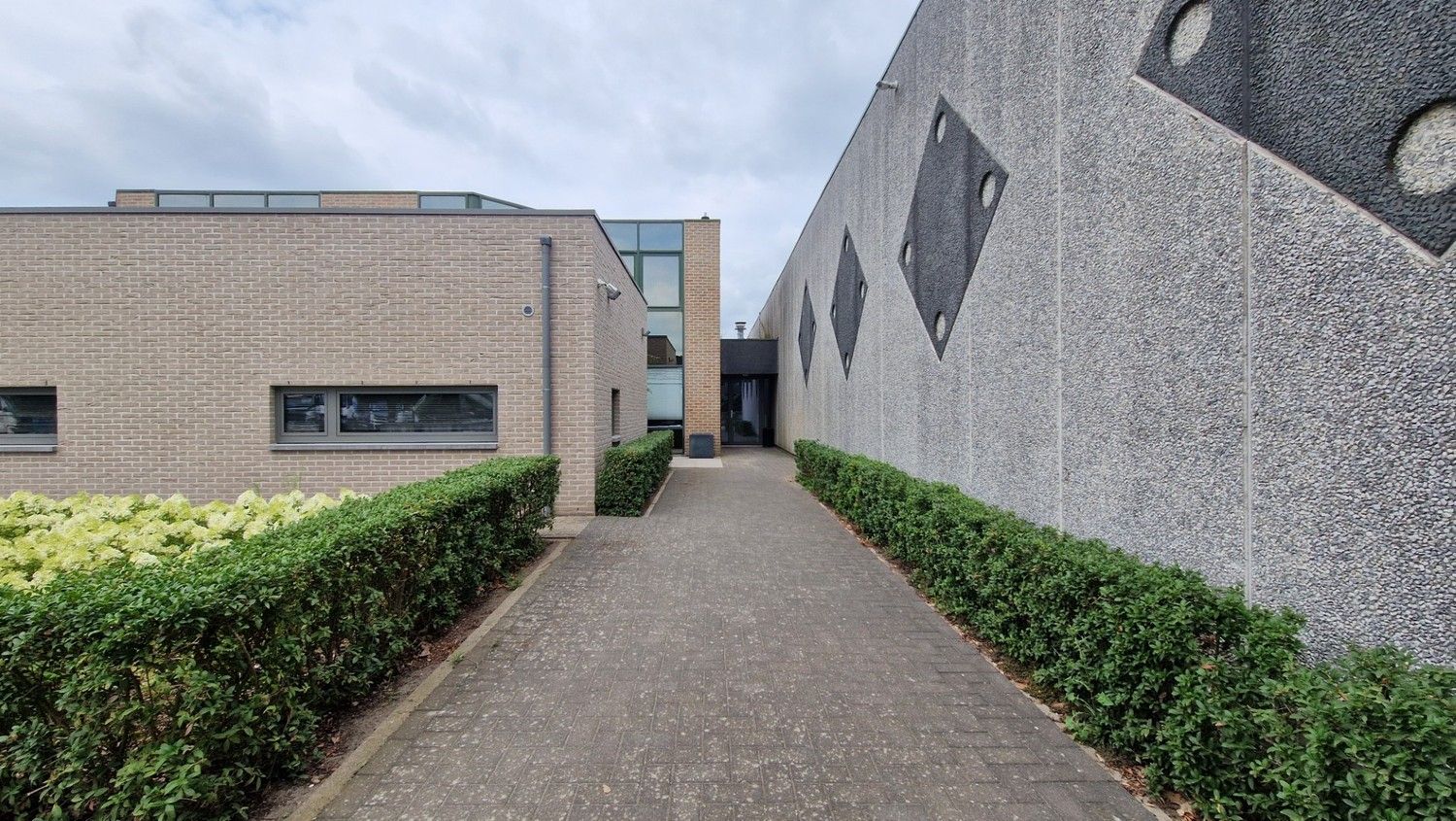 Kantoorruimtes met sanitair, kitchenette en parkeerplaatsen foto 5