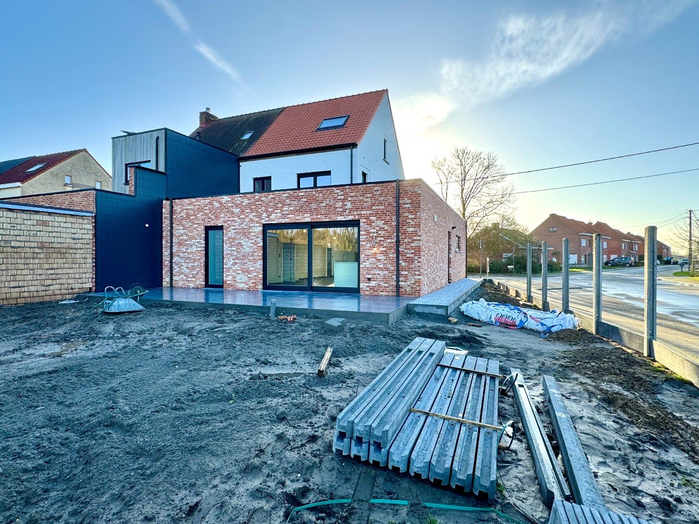 GERENOVEERDE HALFOPEN WONING MET 3 SLPKS, 2 BADKAMERS, TUIN EN GARAGE foto 3