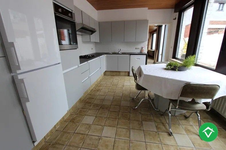 Ruime woning met 5 slaapkamers te Zwevezele  foto 6