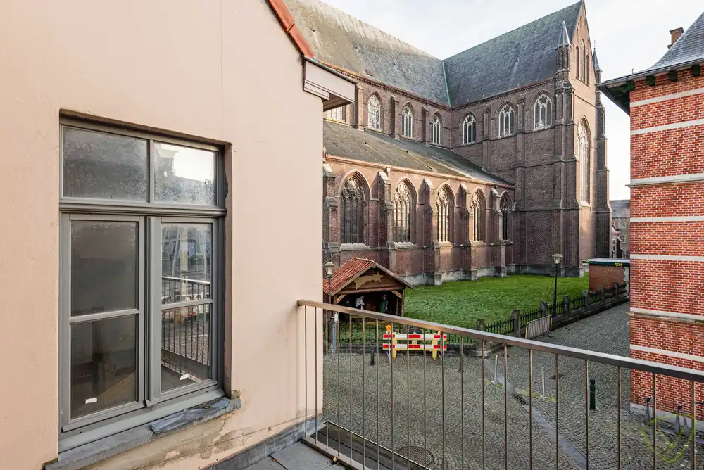 Uitzonderlijk en volledig vernieuwd duplex-appartement gelegen op de Markt van Eeklo! foto 10