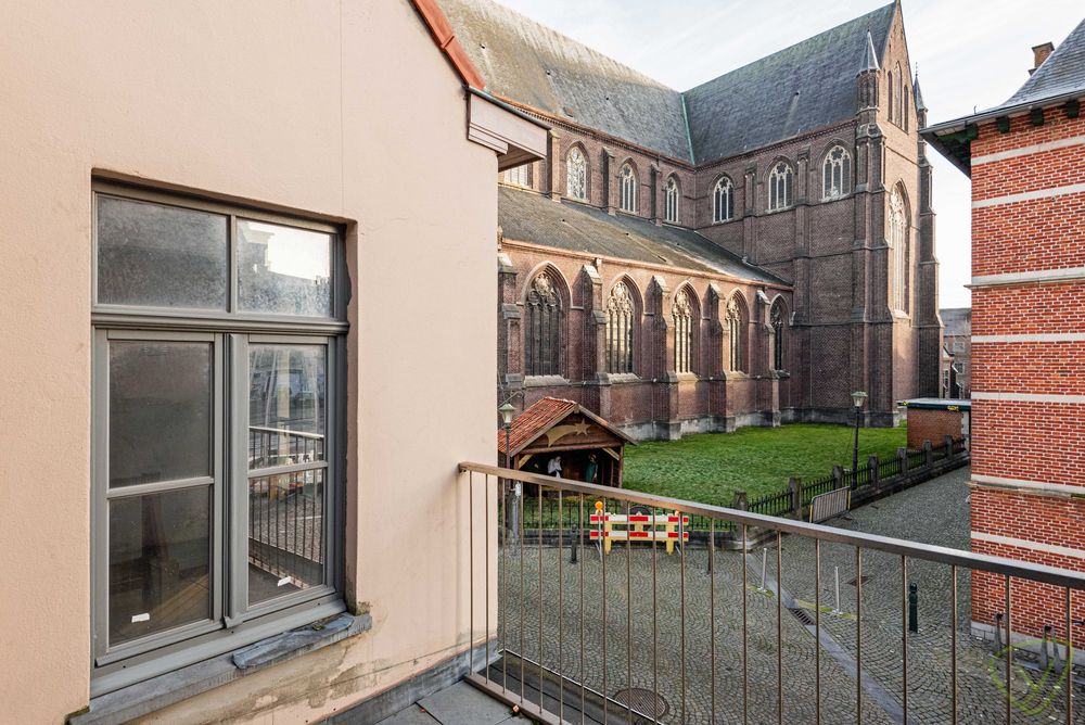 Uitzonderlijk en volledig vernieuwd duplex-appartement gelegen op de Markt van Eeklo! foto 10