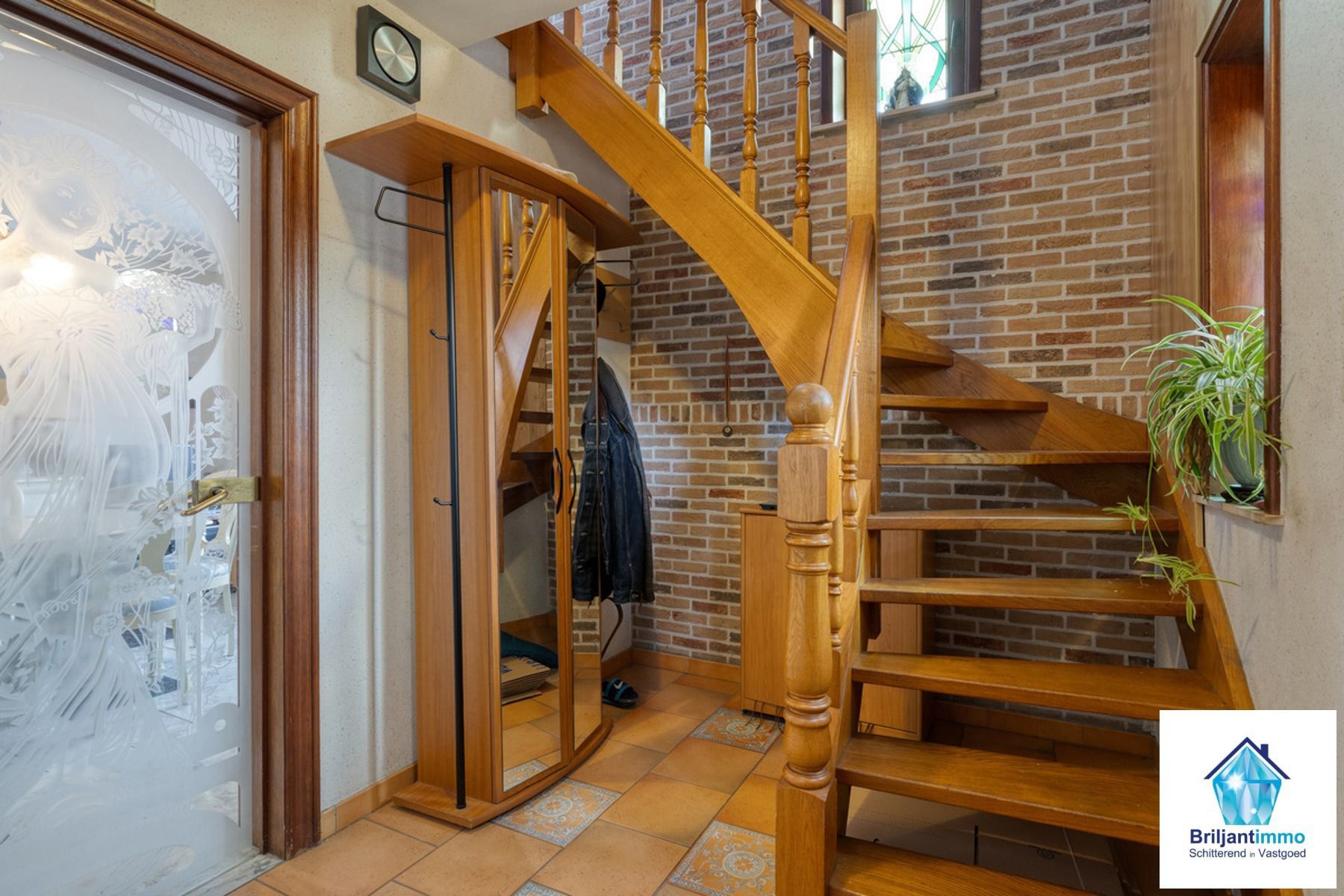 Halfopen bebouwing met veel ruimte op toplocatie foto 3