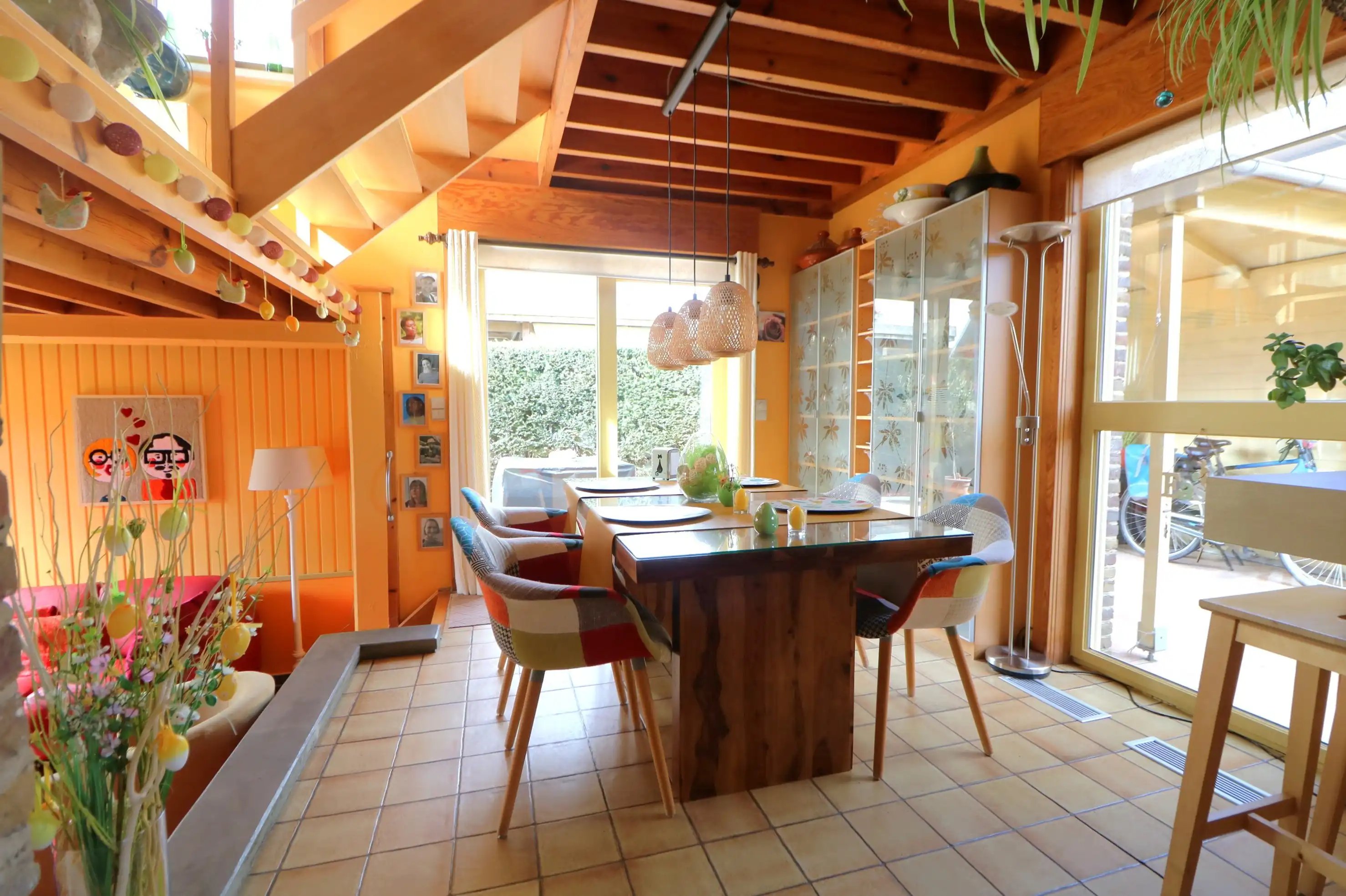 Lichtrijke woning met 2 slaapkamers en prachtige tuin gelegen te Harendijke. foto 2