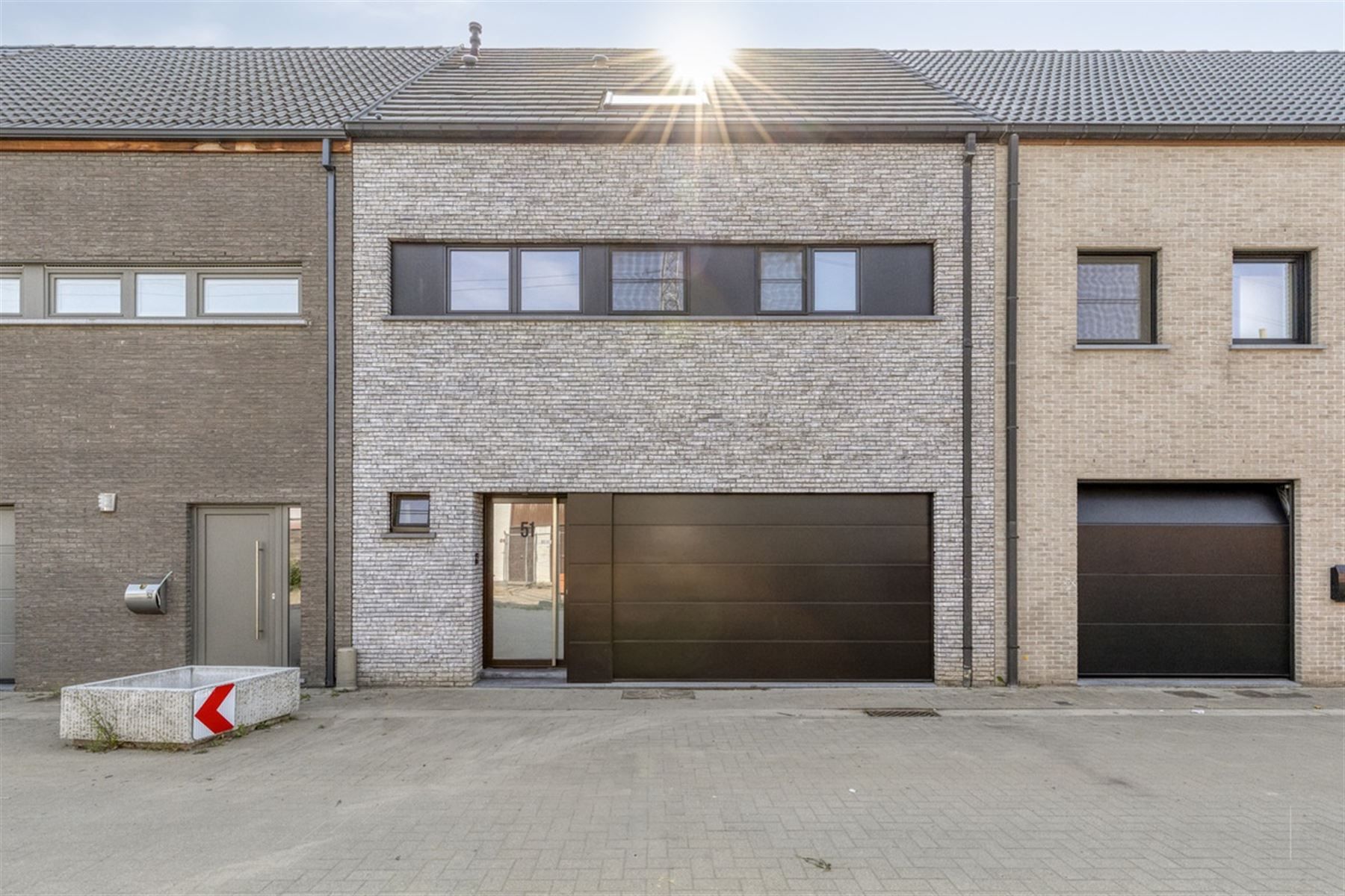 Zeer recente nieuwbouwwoning met garage en 4 slaapkamers foto {{pictureIndex}}